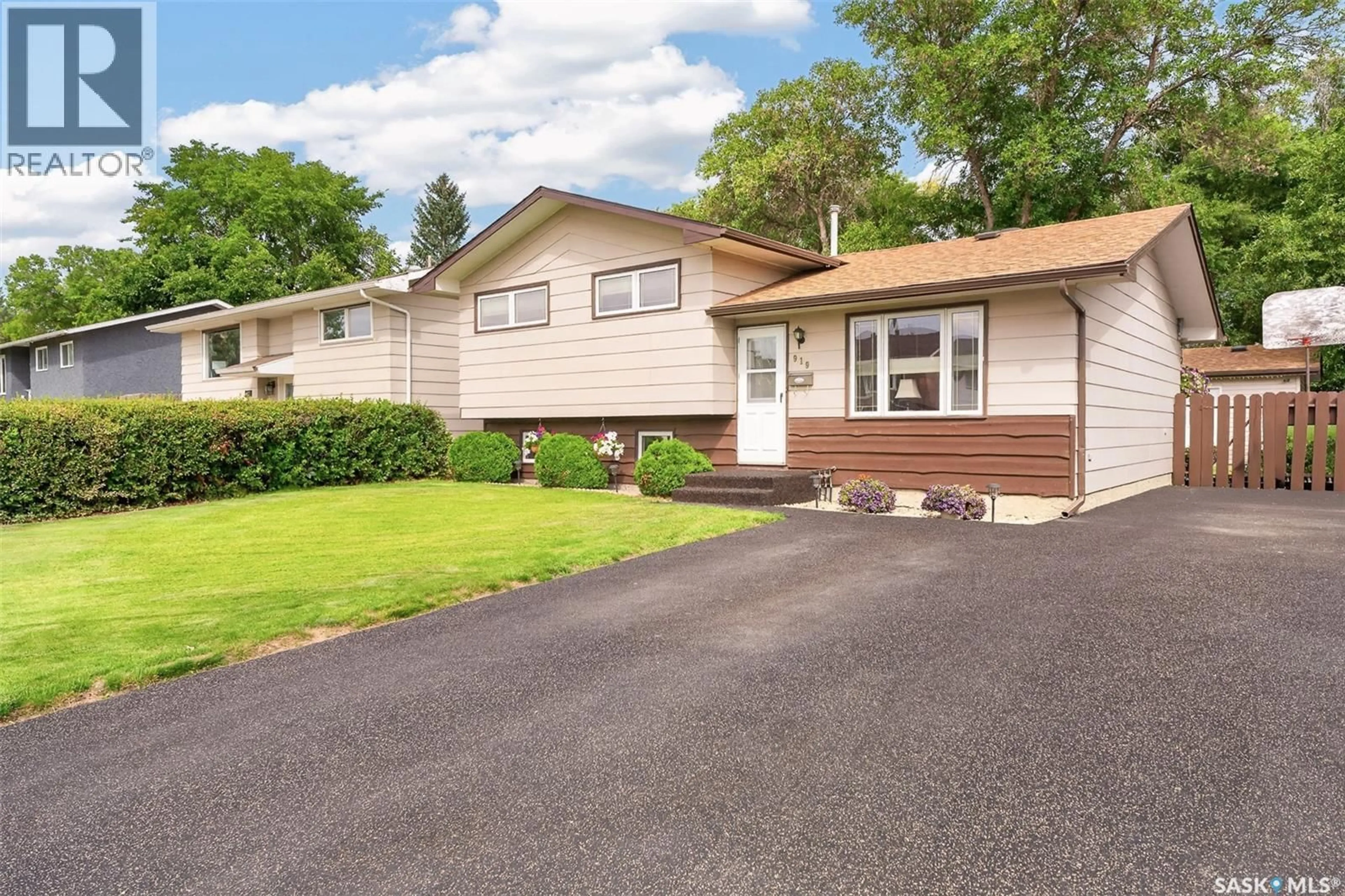 Home with vinyl exterior material, street for 919 HOLDSWORTH CRESCENT, Moose Jaw Saskatchewan S6H6T8