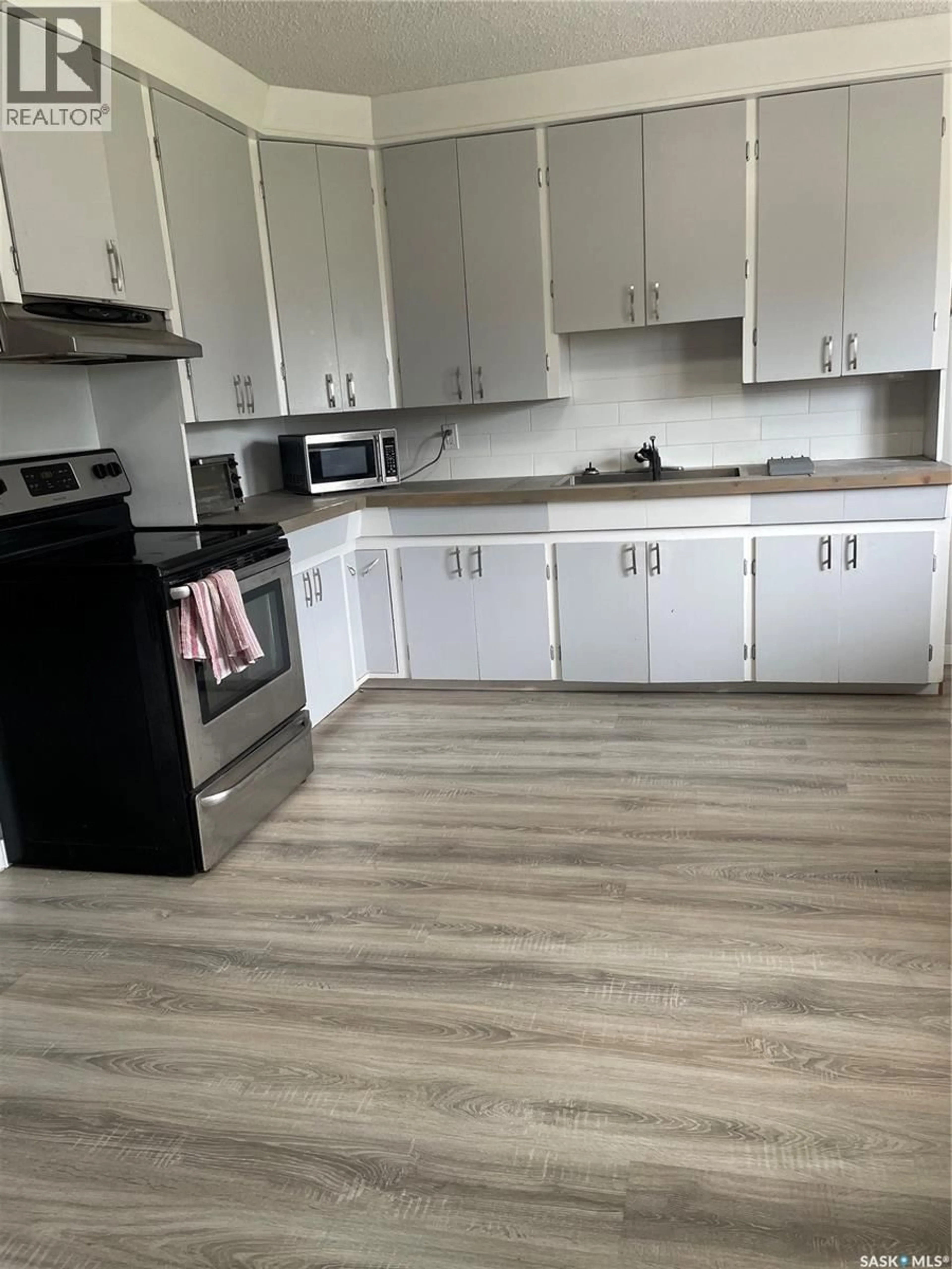 Standard kitchen, wood/laminate floor for CLARK ACRES, Willowdale Rm No. 153 Saskatchewan S0G5C0
