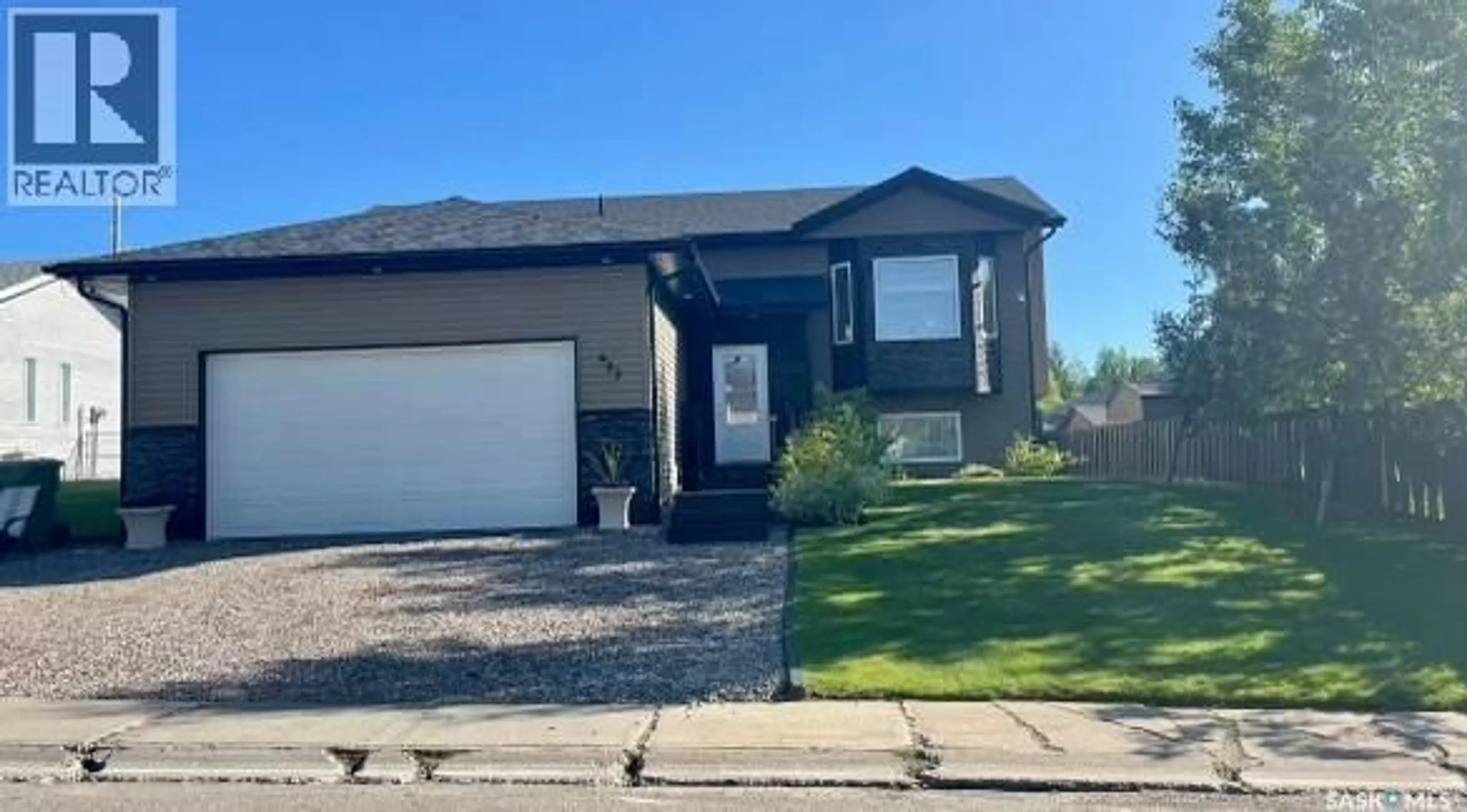 Home with vinyl exterior material, street for 903 SINOTTE STREET, La Ronge Saskatchewan S0J1L0