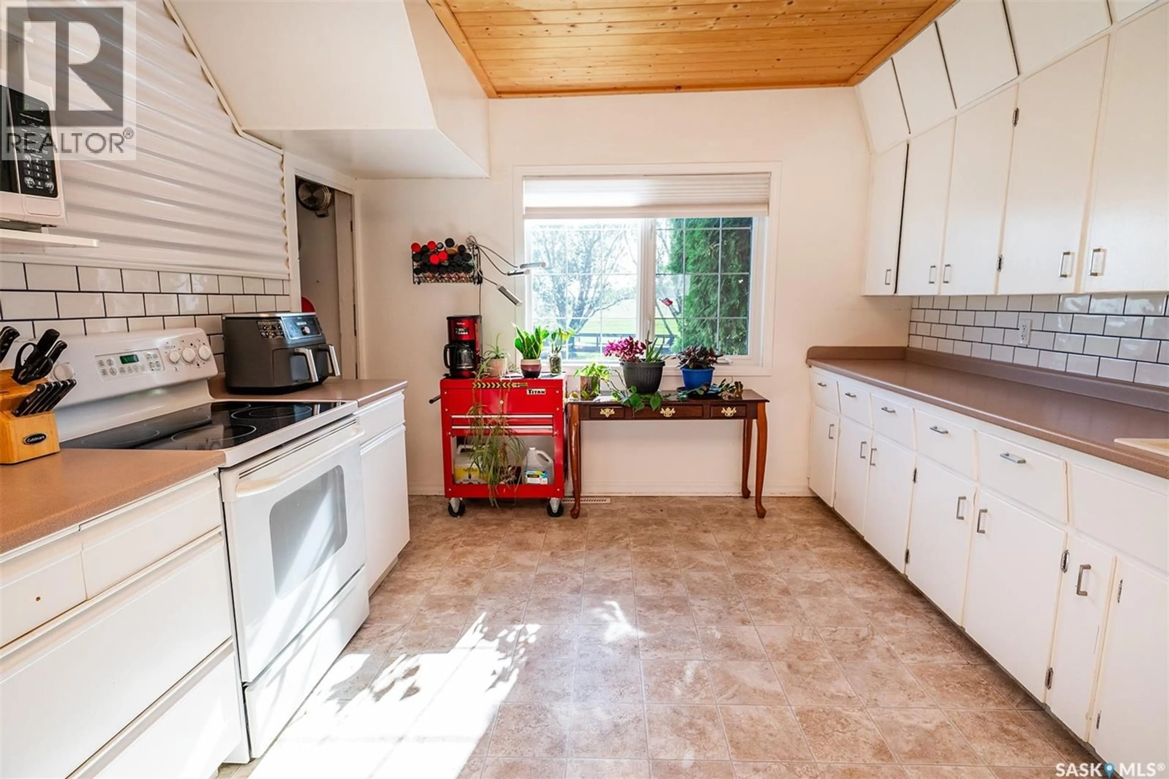 Standard kitchen, ceramic/tile floor for REID ACREAGE, Big Quill Rm No. 308 Saskatchewan S0A4T0