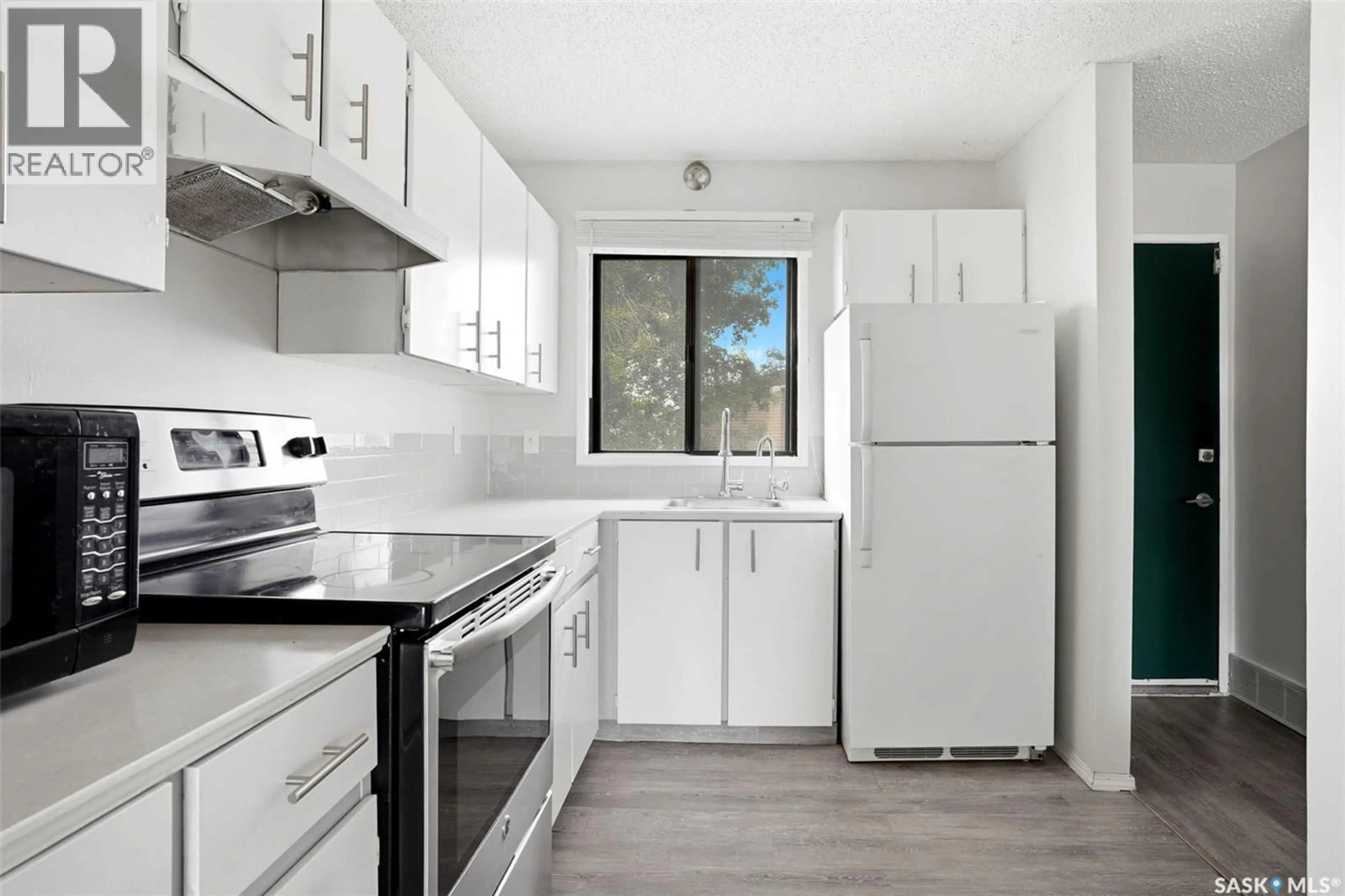 Standard kitchen, unknown for 6419 ROCHDALE BOULEVARD, Regina Saskatchewan S4X2Y9