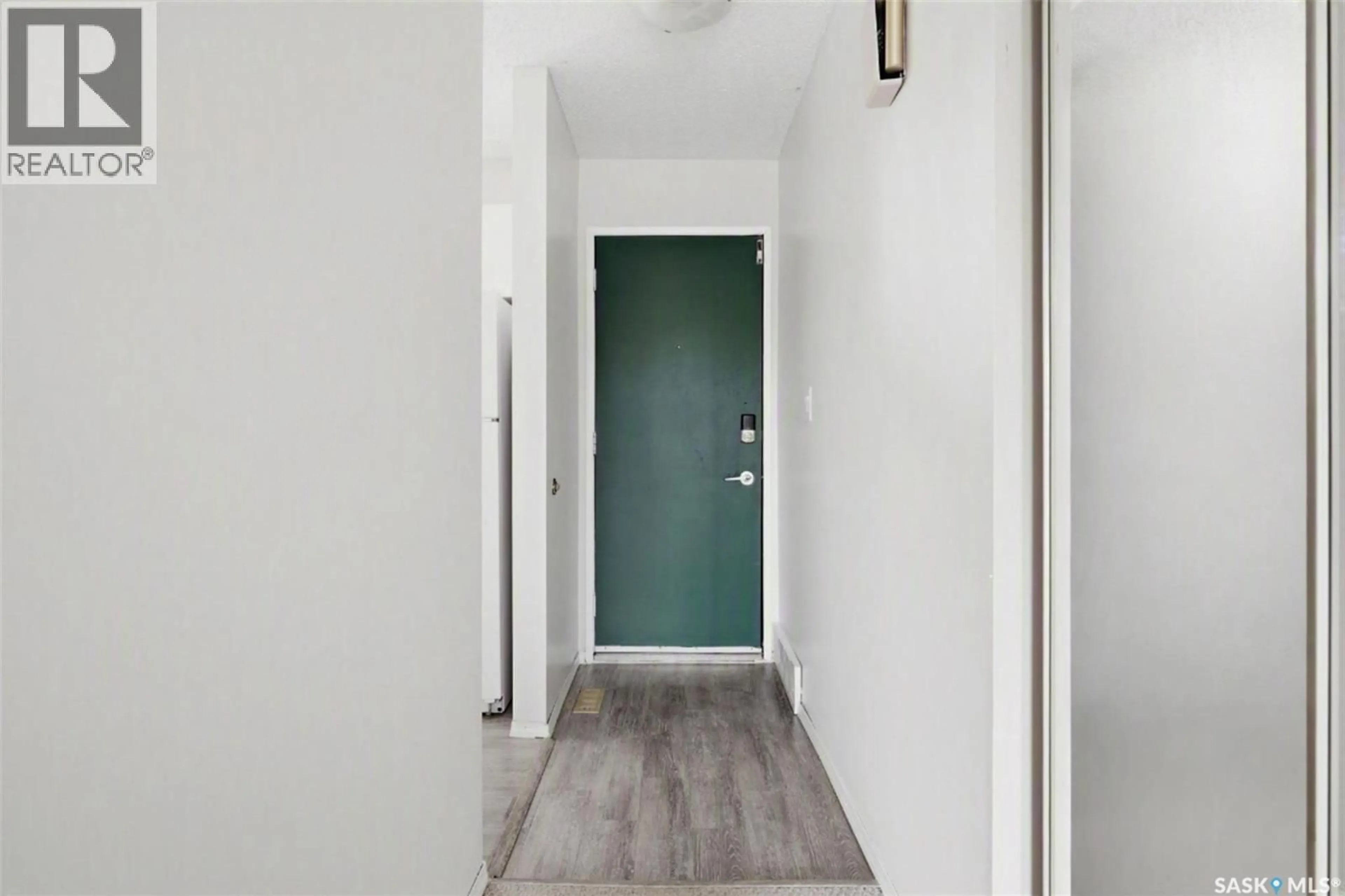 Indoor entryway for 6419 ROCHDALE BOULEVARD, Regina Saskatchewan S4X2Y9