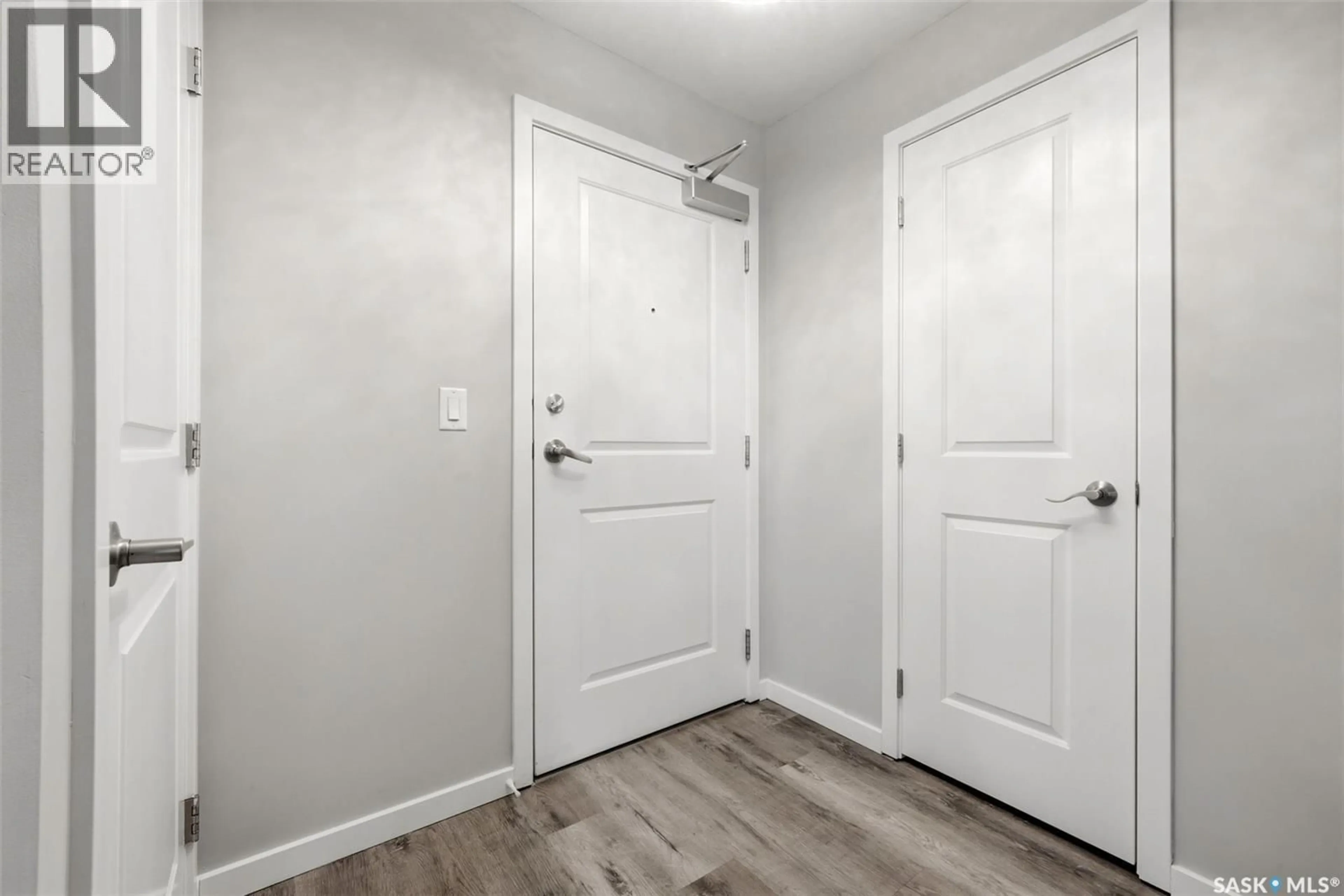 Indoor entryway for 114 - 1610 DAKOTA DRIVE, Regina Saskatchewan S4Z0A5