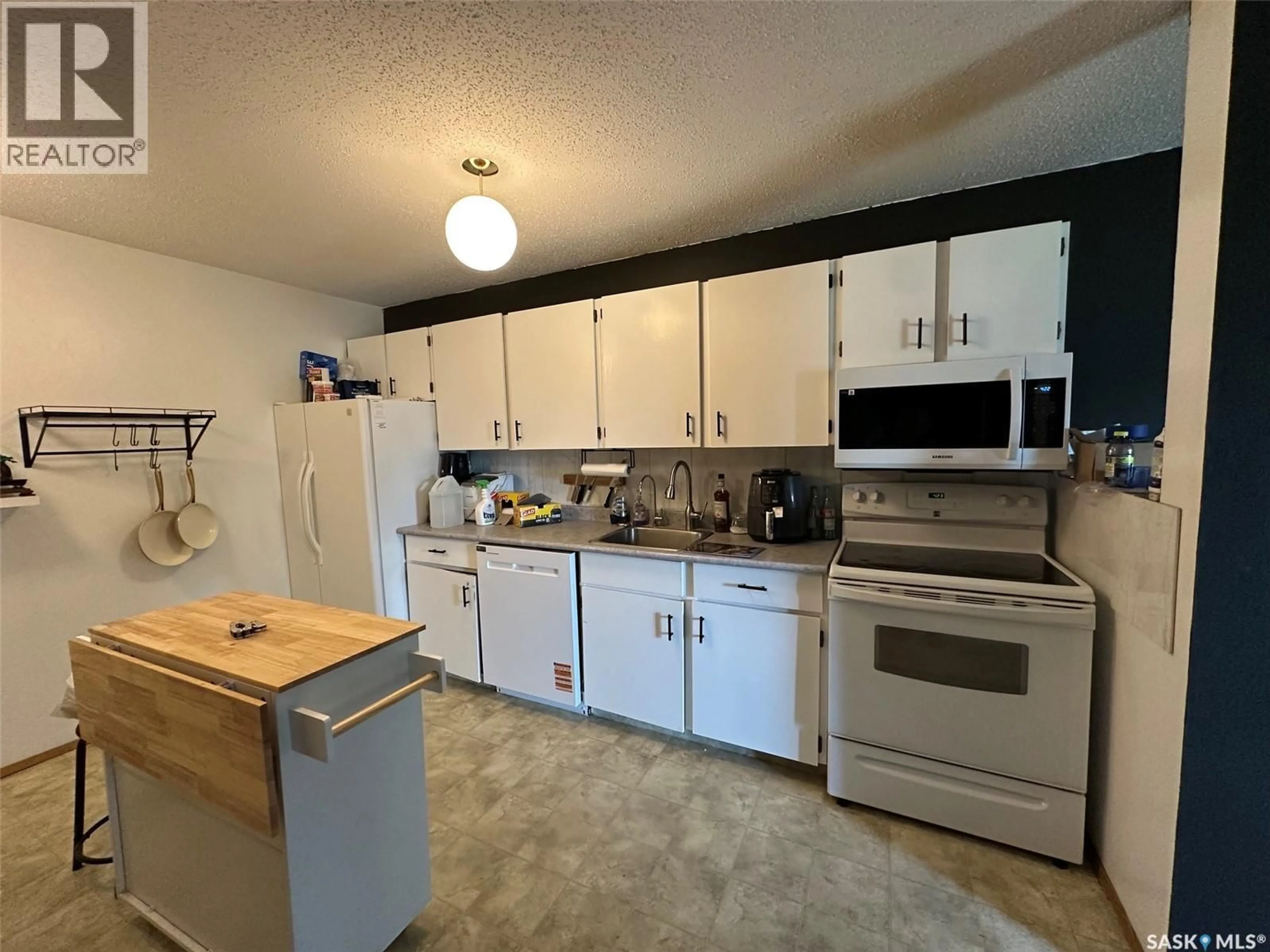 Standard kitchen, unknown for 204 - 306 PERKINS STREET, Estevan Saskatchewan S4A2K1