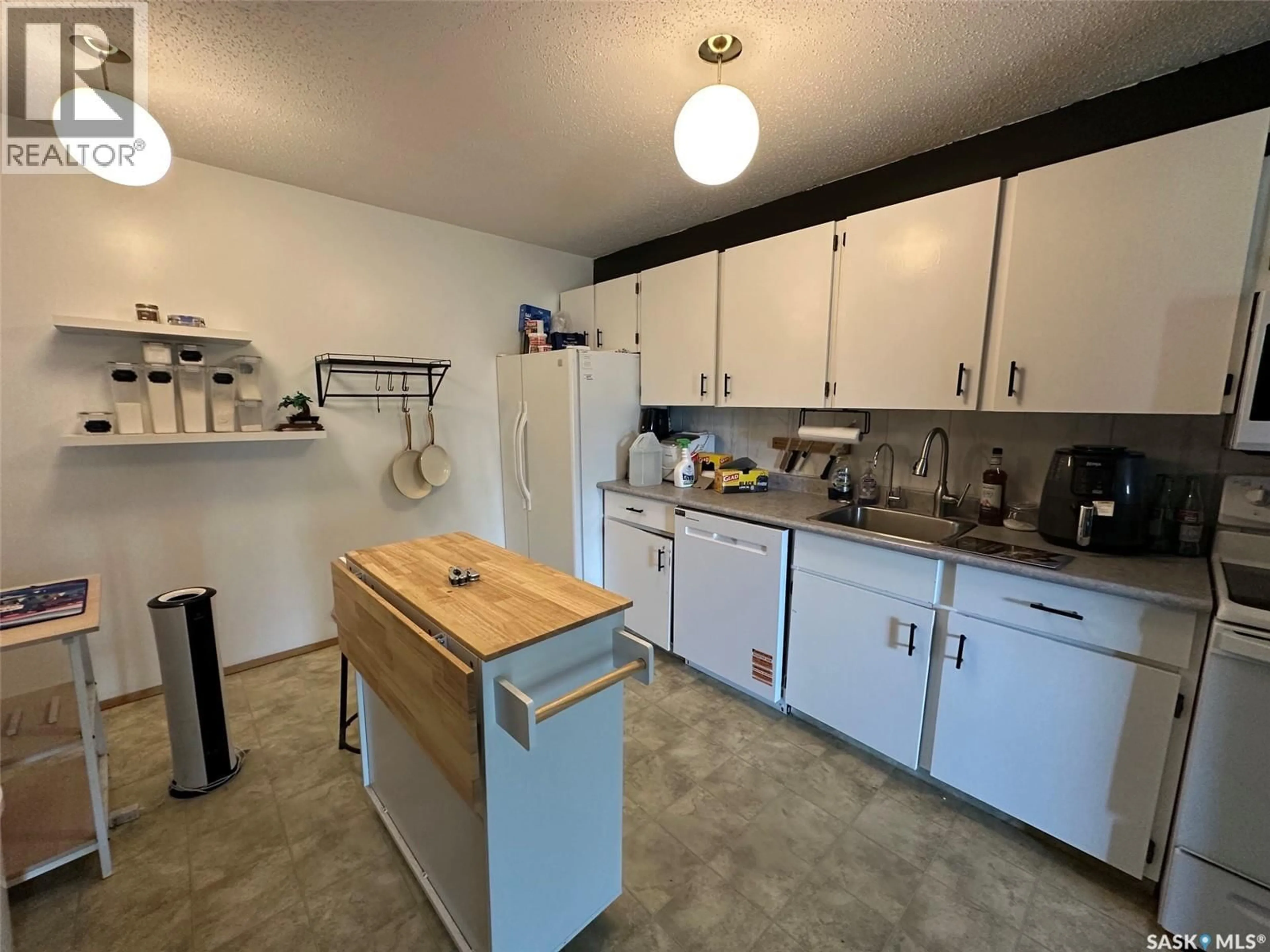Standard kitchen, unknown for 204 - 306 PERKINS STREET, Estevan Saskatchewan S4A2K1