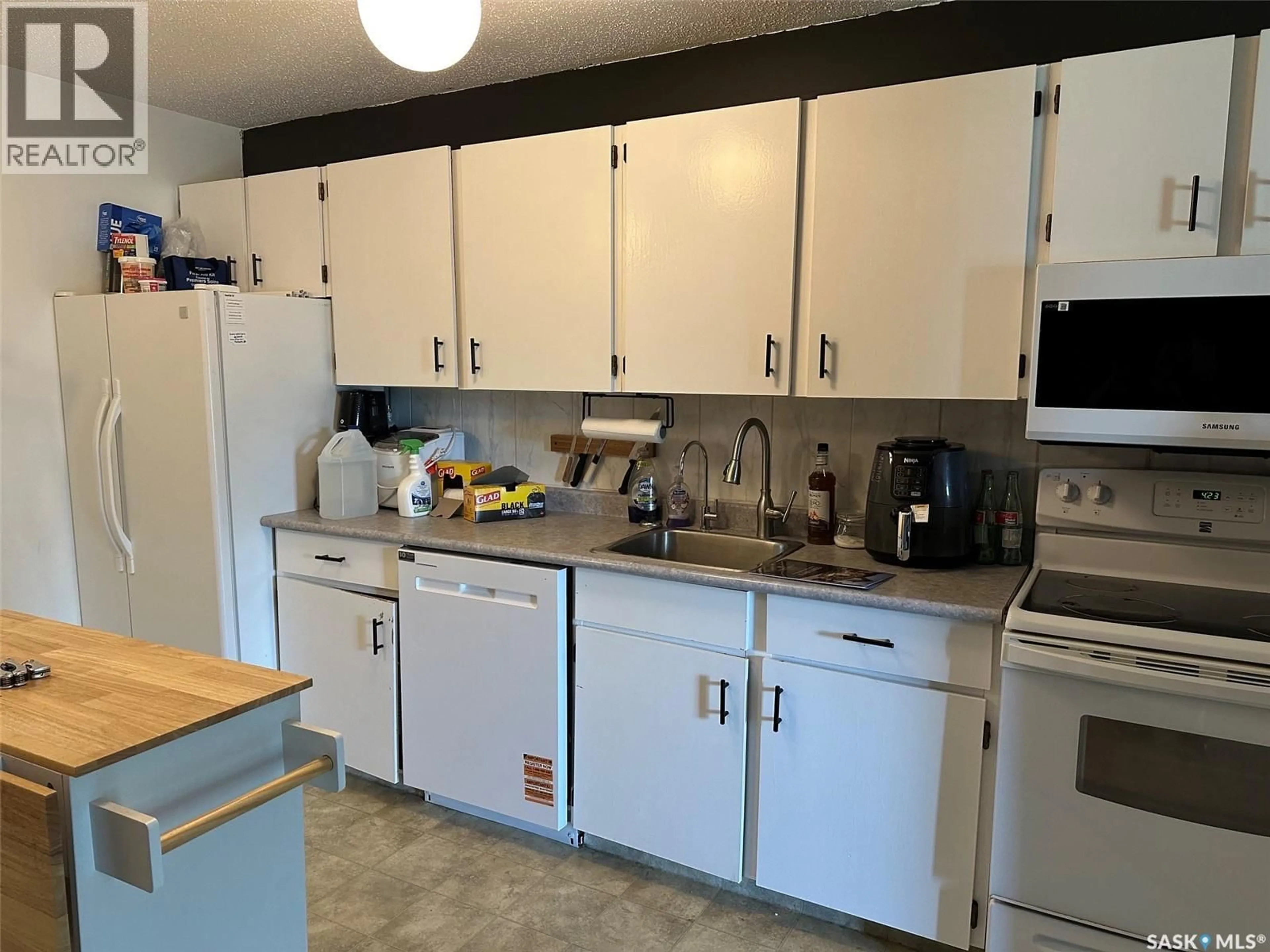 Standard kitchen, unknown for 204 - 306 PERKINS STREET, Estevan Saskatchewan S4A2K1