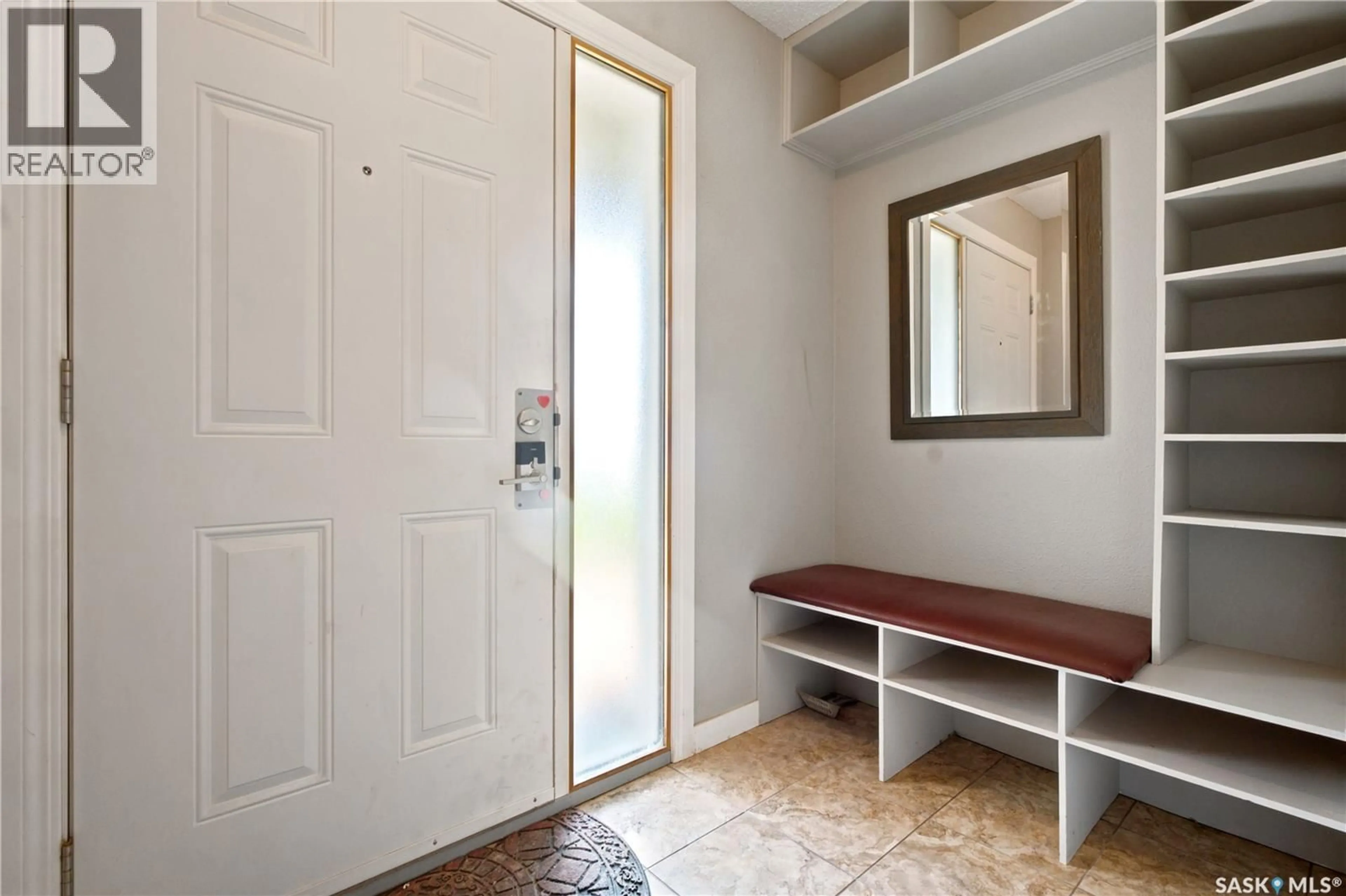 Indoor entryway for 425 - 416 115TH STREET, Saskatoon Saskatchewan S7N2E5