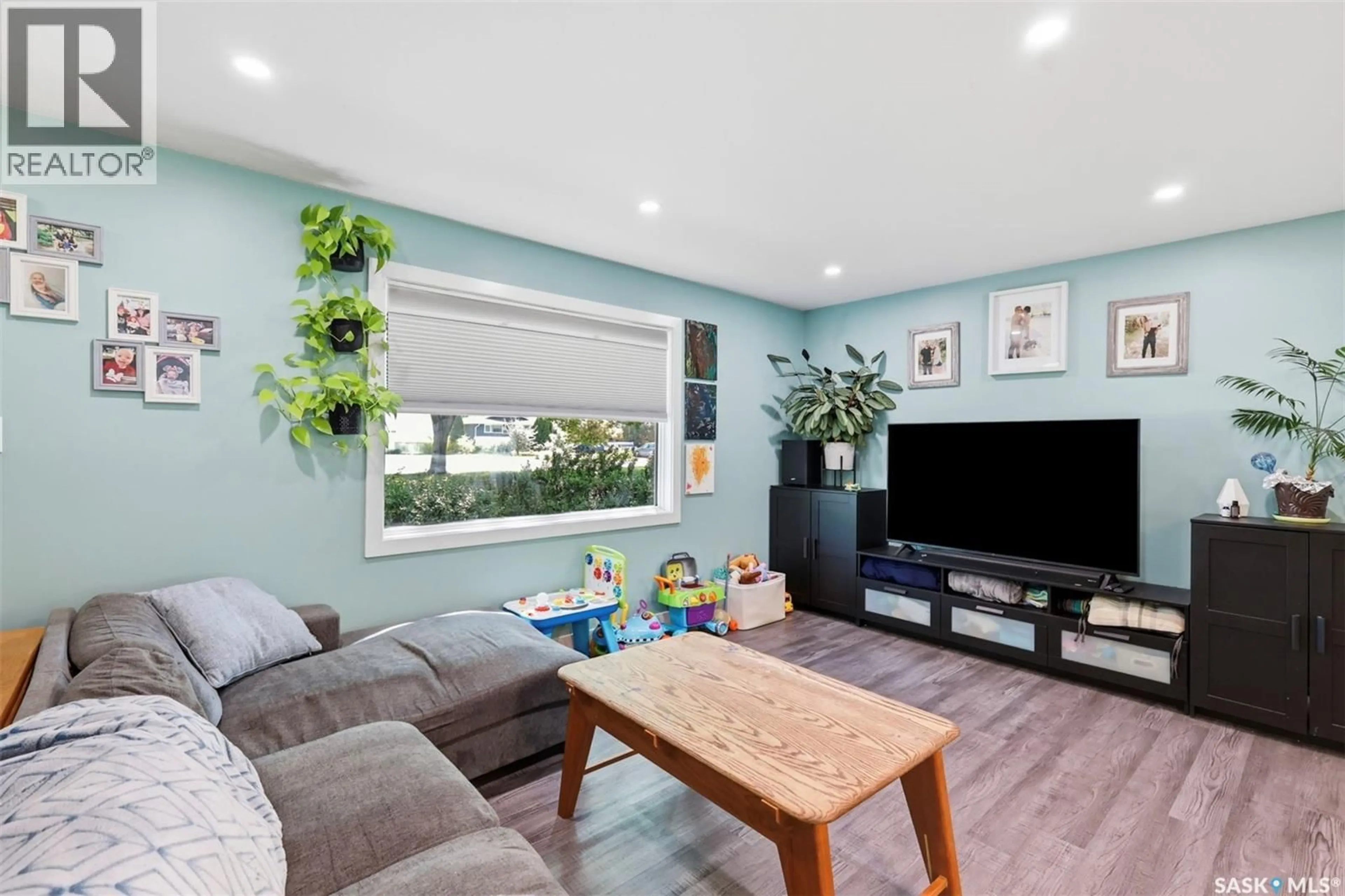 Living room with furniture, wood/laminate floor for 2508 PRESTON AVENUE, Saskatoon Saskatchewan S7J2G4