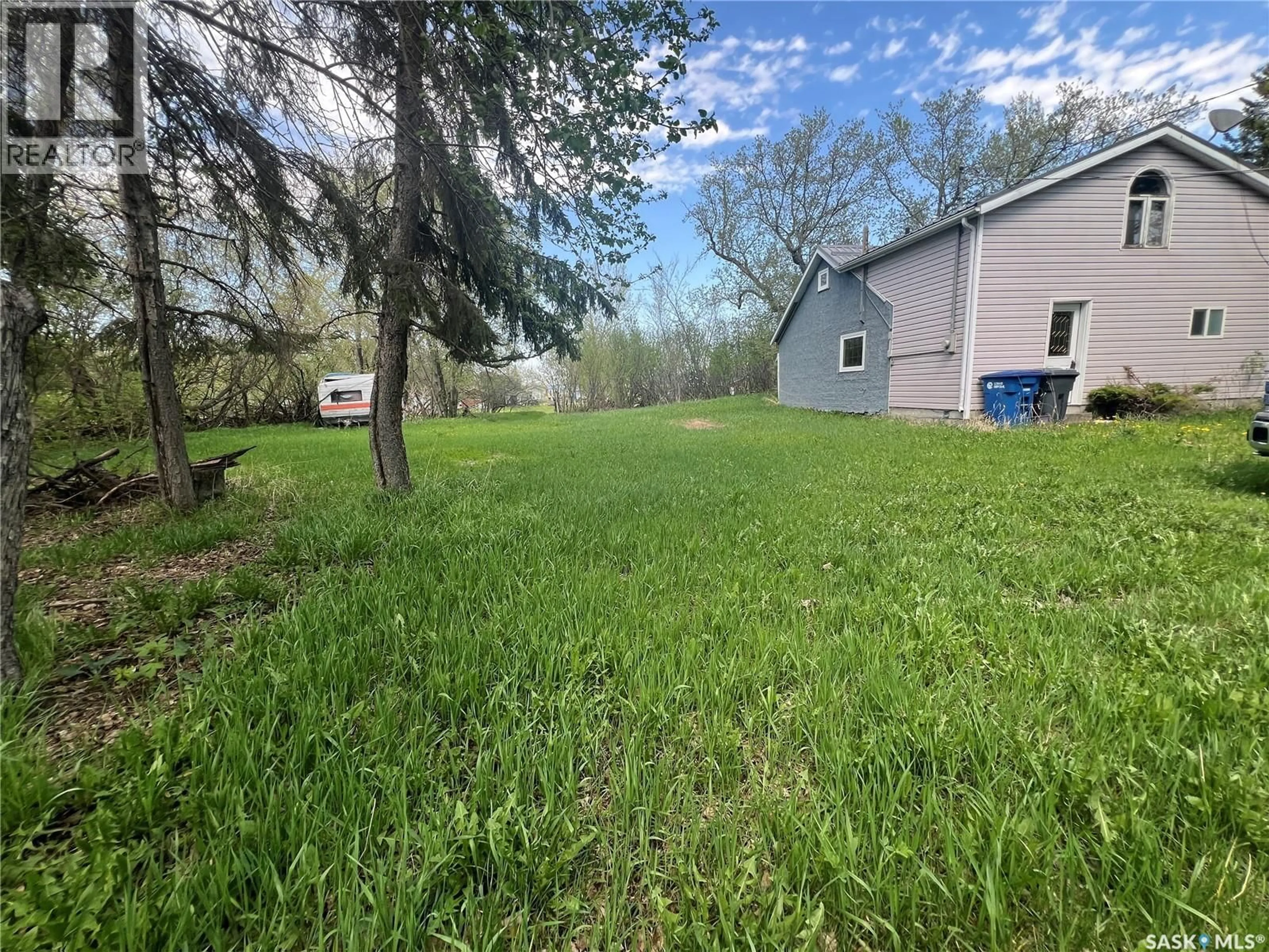 A pic from outside/outdoor area/front of a property/back of a property/a pic from drone, unknown for 506 GONCZY AVENUE, Esterhazy Saskatchewan S0A0X0