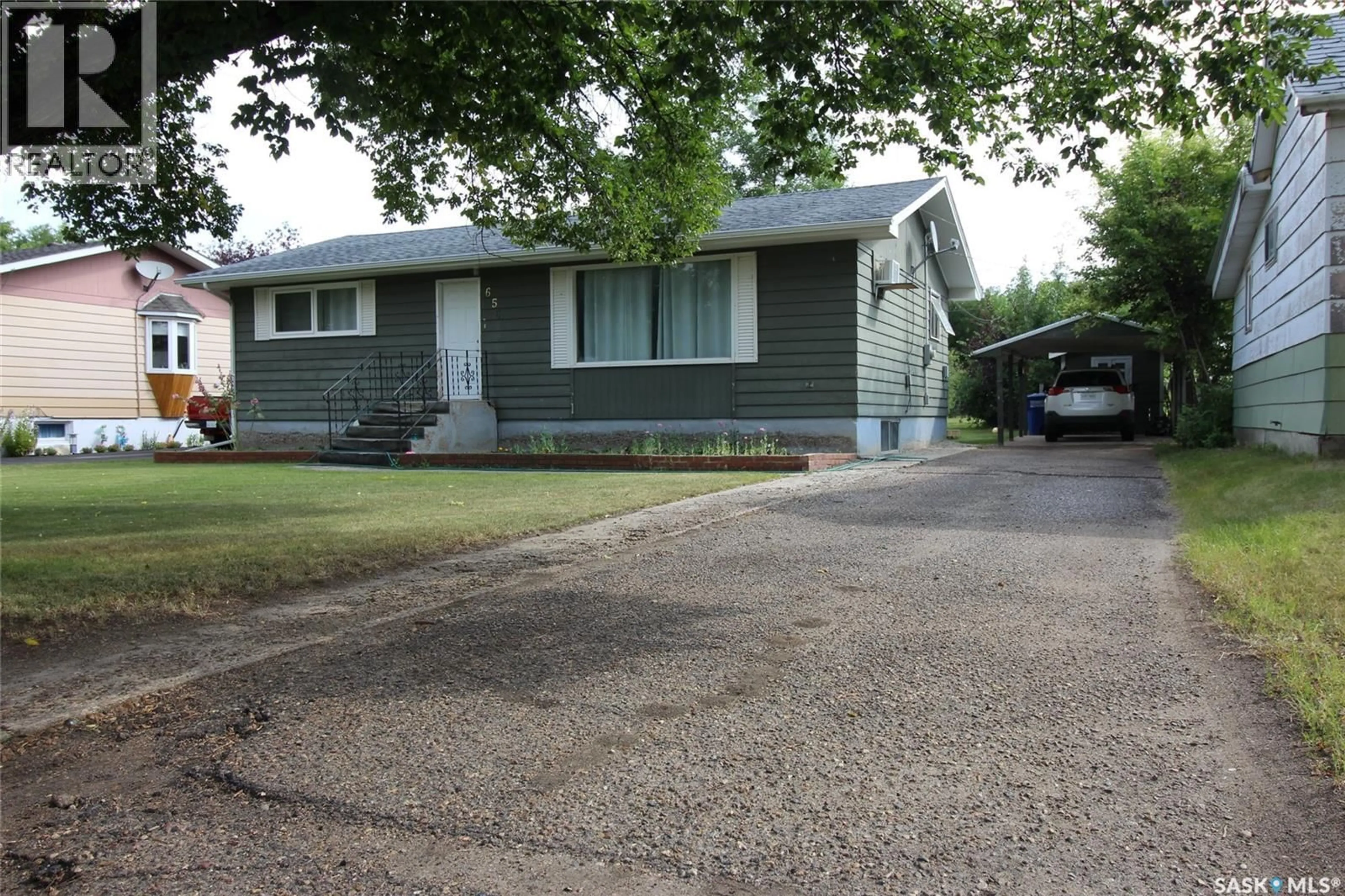 Home with vinyl exterior material, street for 656 4TH STREET, Shaunavon Saskatchewan S0N2M0