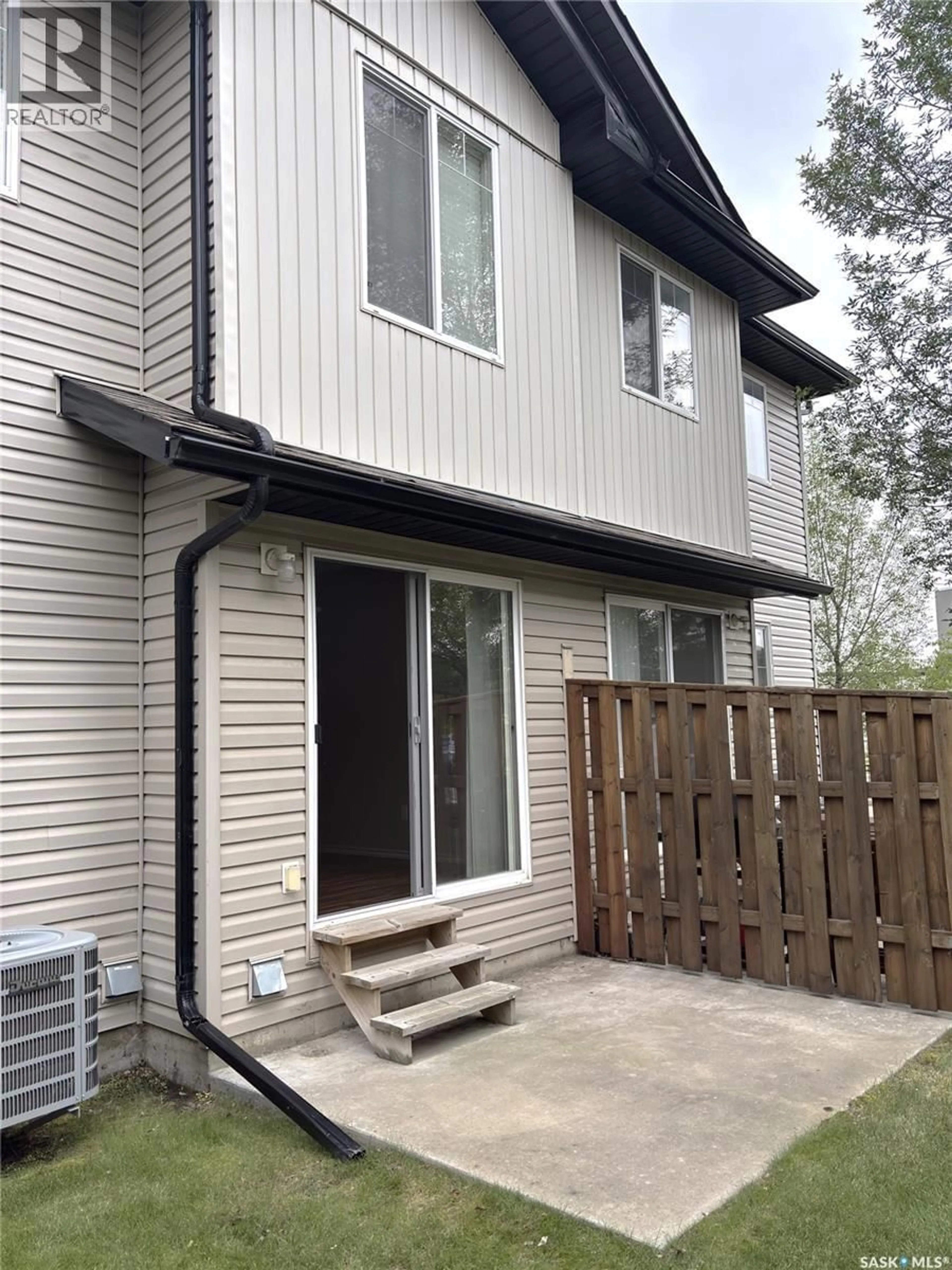 Home with vinyl exterior material, street for 415 - 307 LYND CRESCENT, Saskatoon Saskatchewan S7T0C2