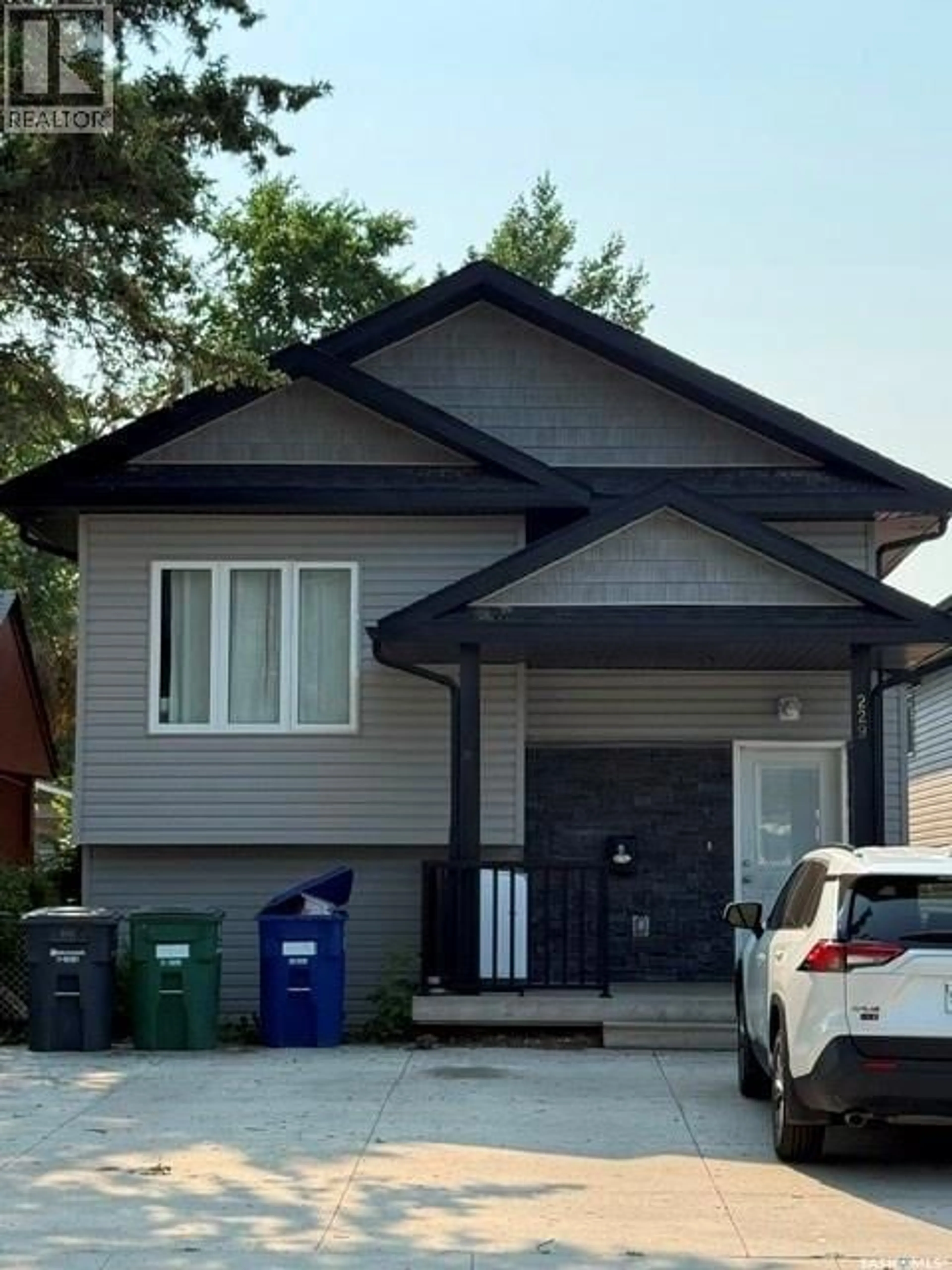 Home with vinyl exterior material, street for 229 S AVENUE N, Saskatoon Saskatchewan S7L2Z7