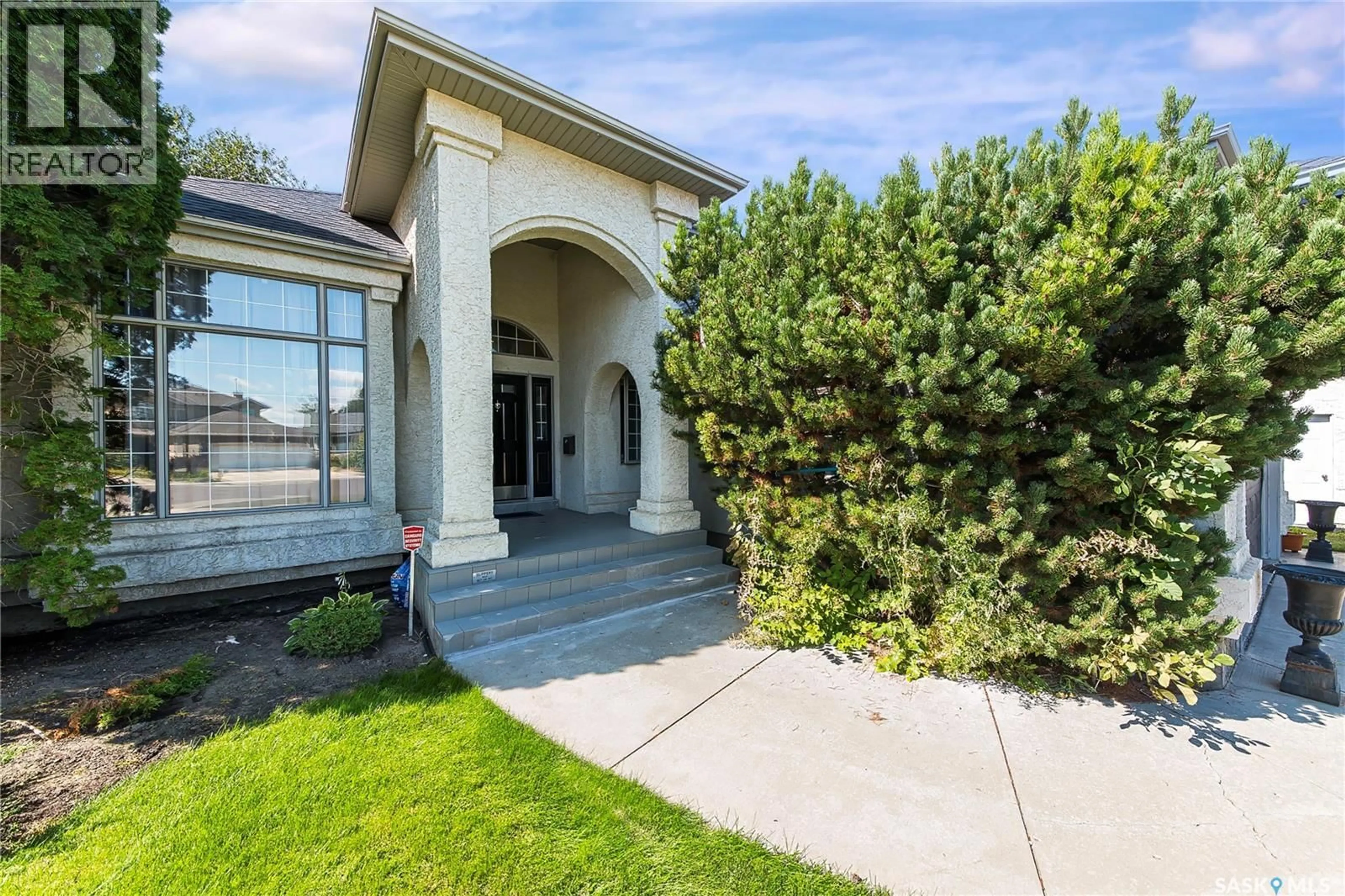 Indoor foyer for 114 MCFARLAND PLACE, Saskatoon Saskatchewan S7N4M2