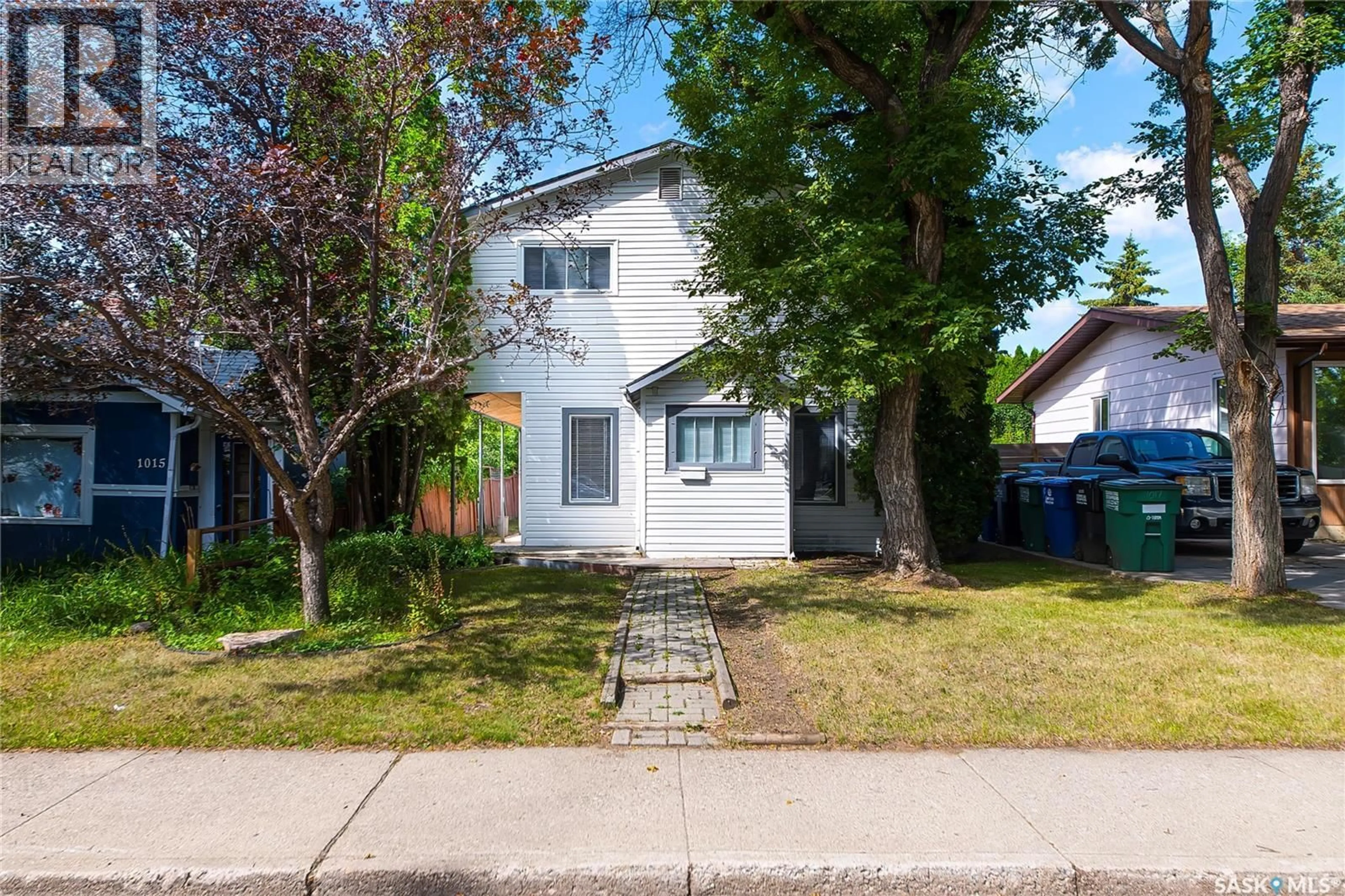 A pic from outside/outdoor area/front of a property/back of a property/a pic from drone, street for 1017 J AVENUE, Saskatoon Saskatchewan S7L2L3