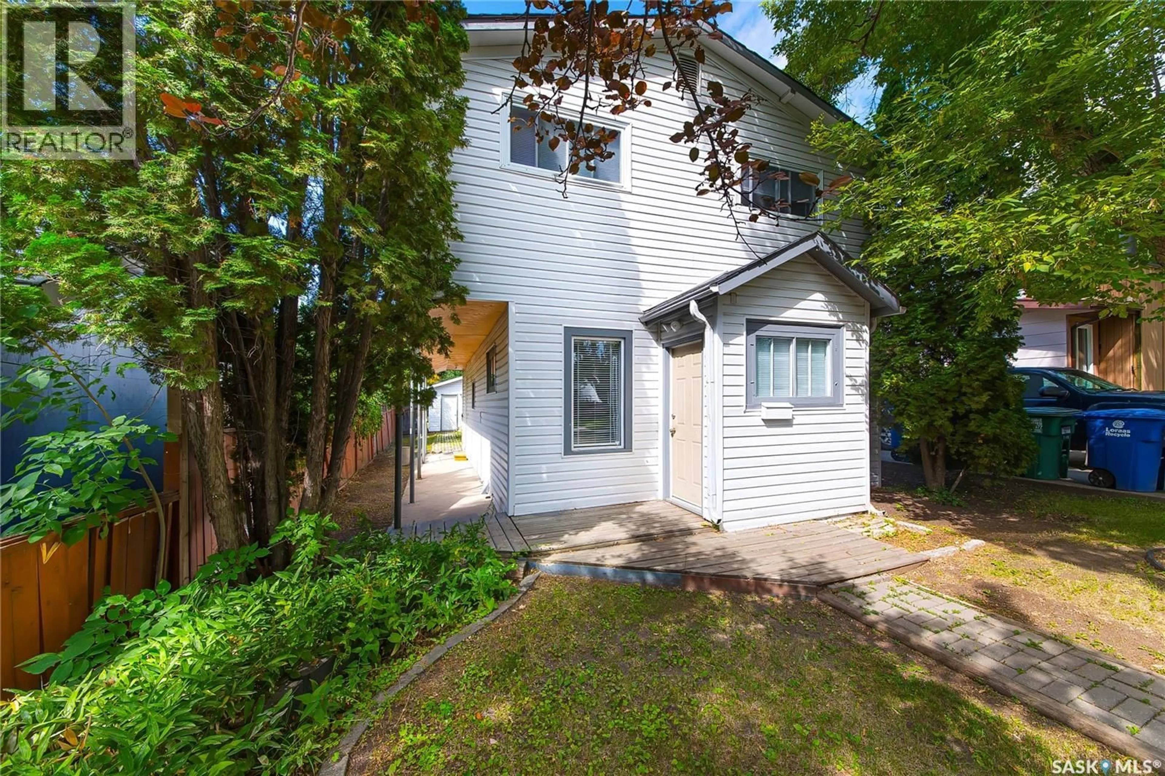 A pic from outside/outdoor area/front of a property/back of a property/a pic from drone, street for 1017 J AVENUE, Saskatoon Saskatchewan S7L2L3