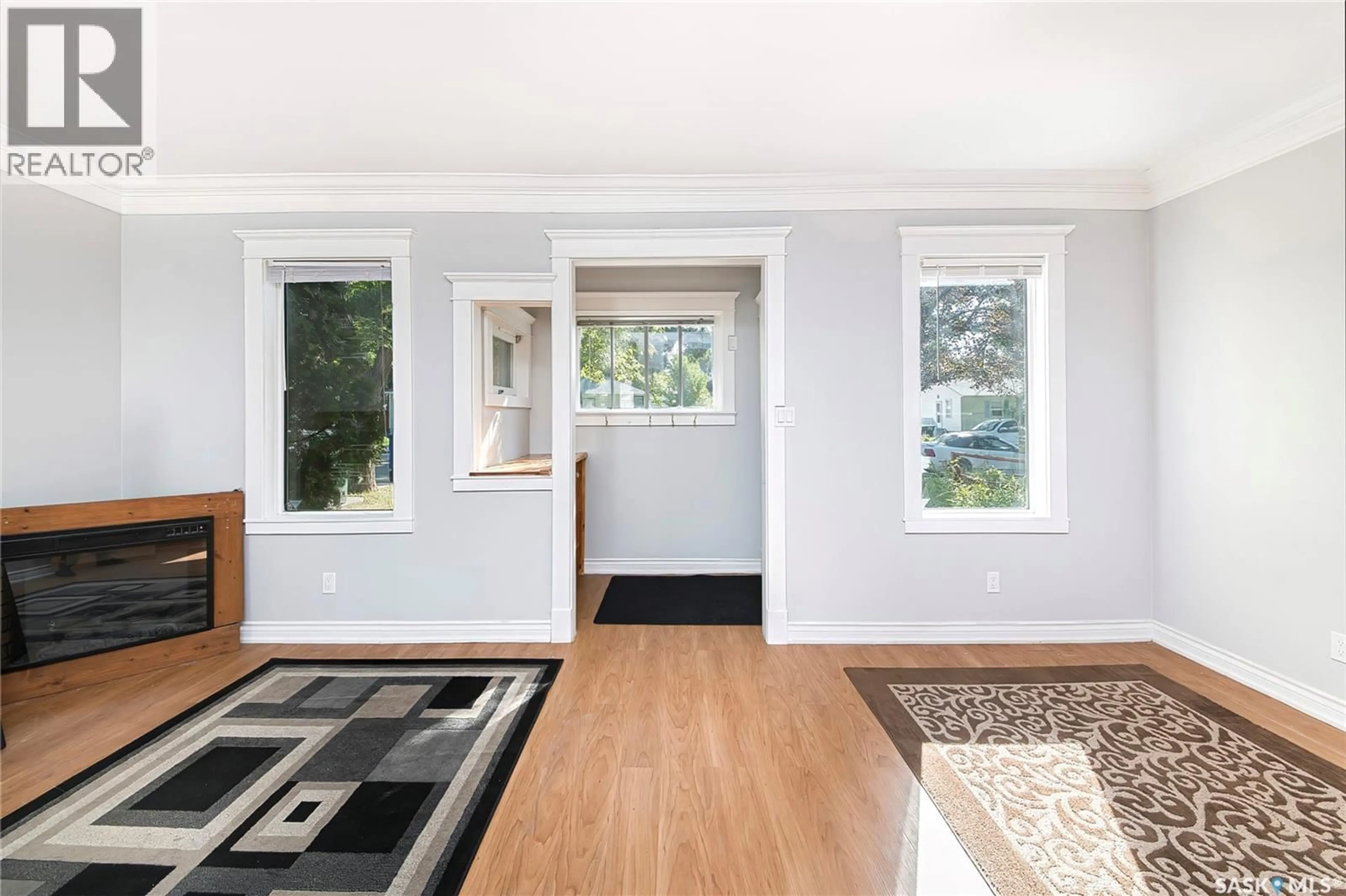 Indoor entryway for 1017 J AVENUE, Saskatoon Saskatchewan S7L2L3