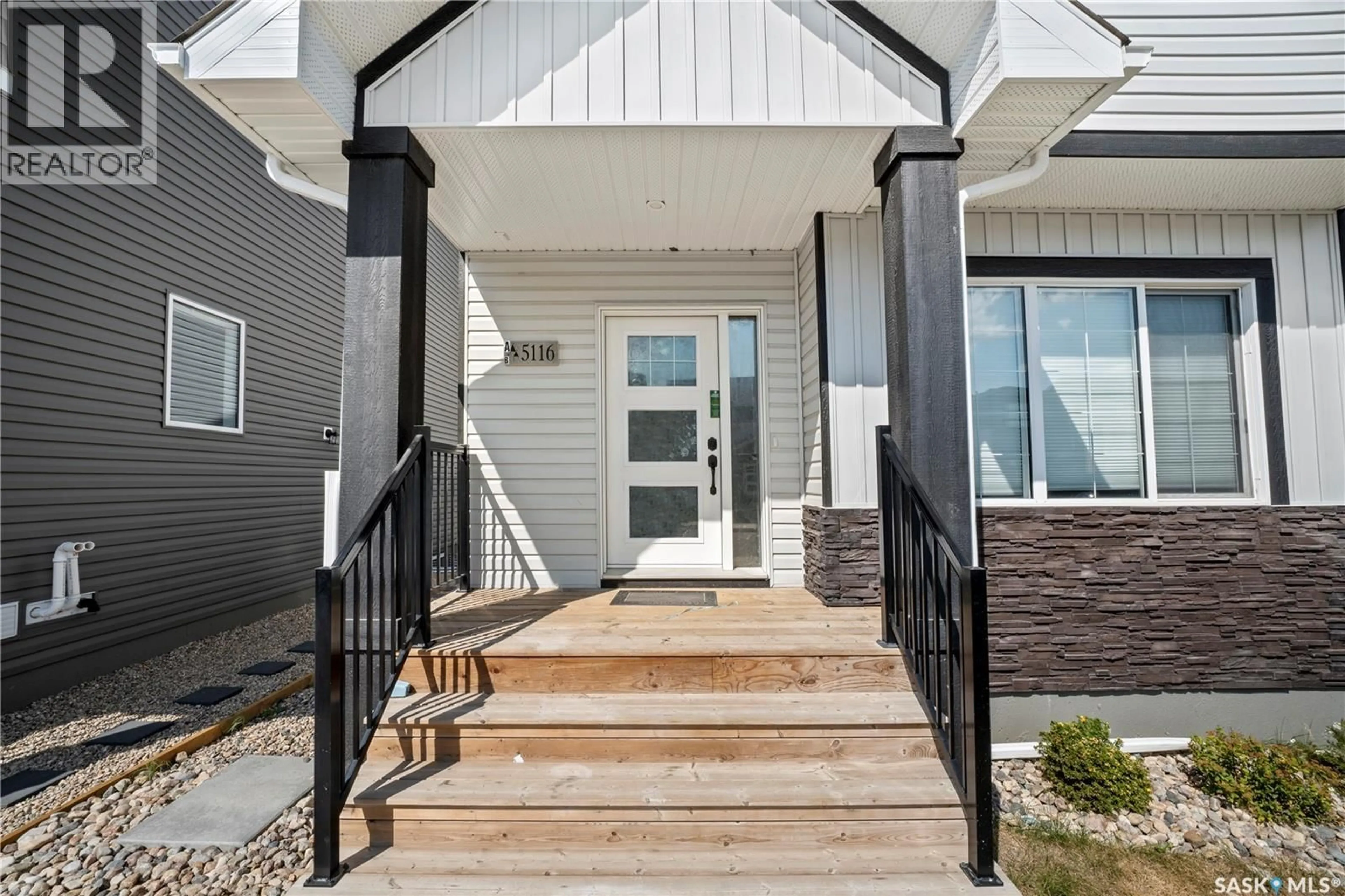 Indoor entryway for 5116 SIMARD AVENUE, Regina Saskatchewan S4V3W5