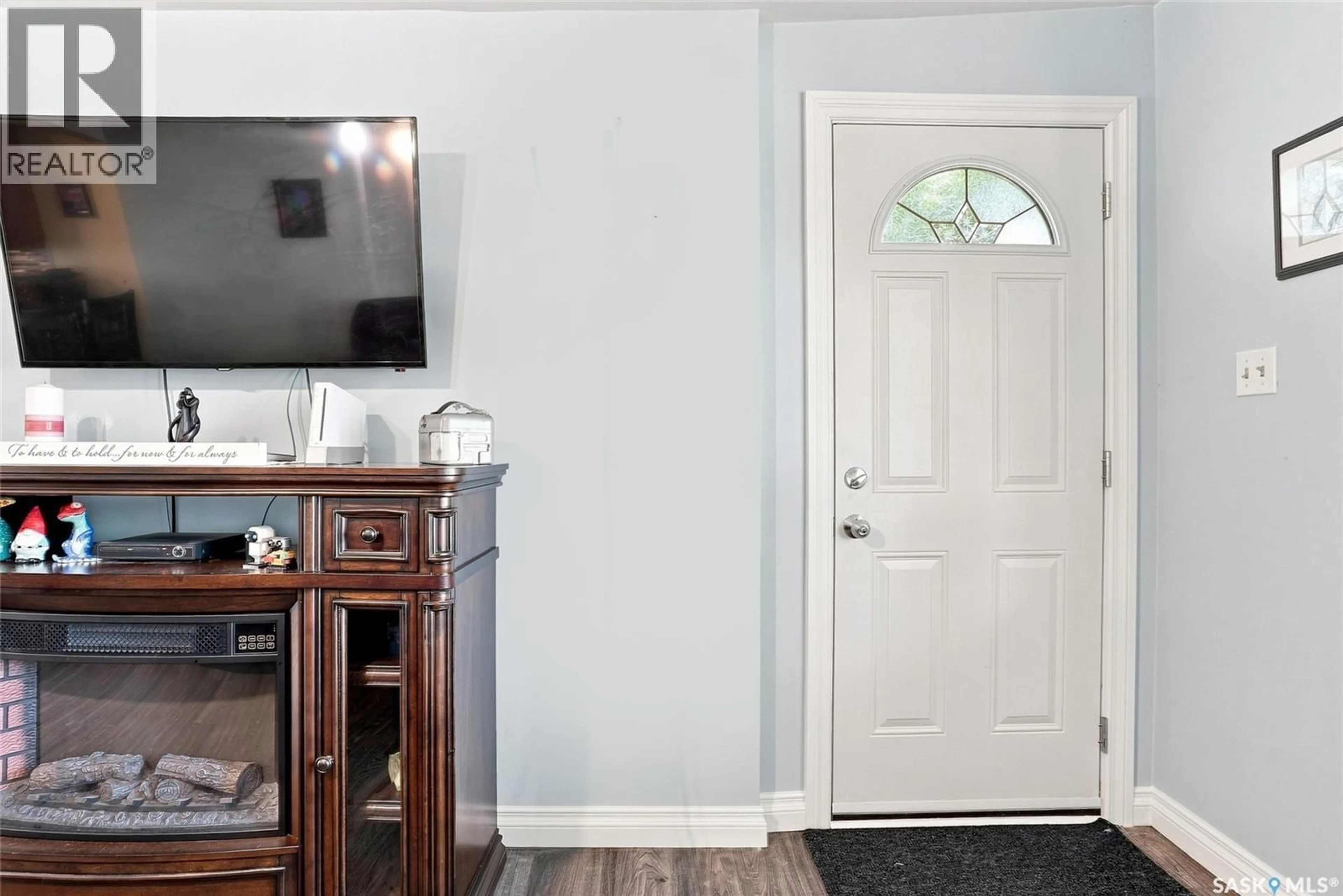 Indoor entryway for 503 P AVENUE, Saskatoon Saskatchewan S7L2W1