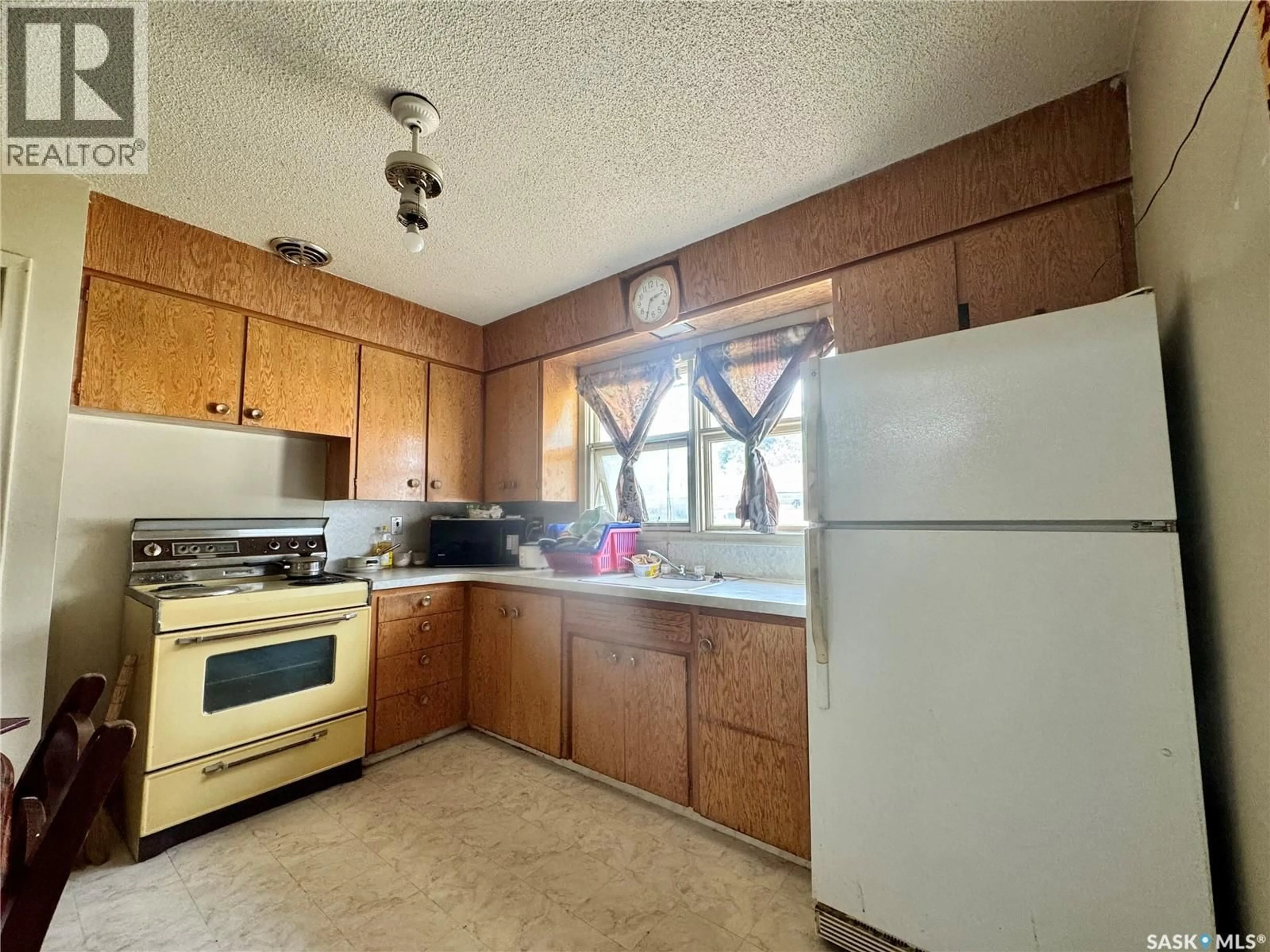 Standard kitchen, unknown for 260 ANGUS STREET, Regina Saskatchewan S4R3K4