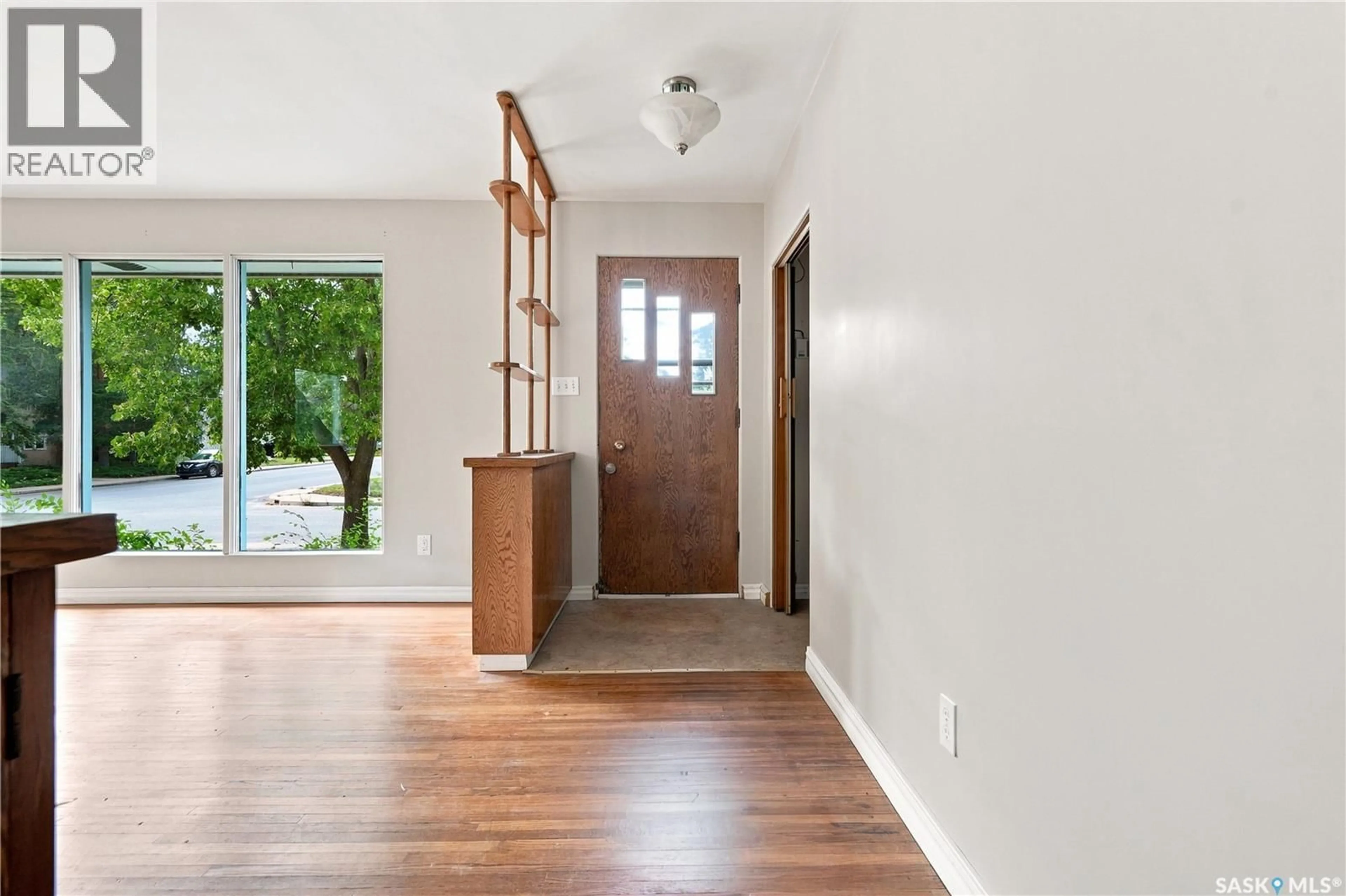 Indoor entryway for 1401 10TH STREET, Saskatoon Saskatchewan S7H0J4