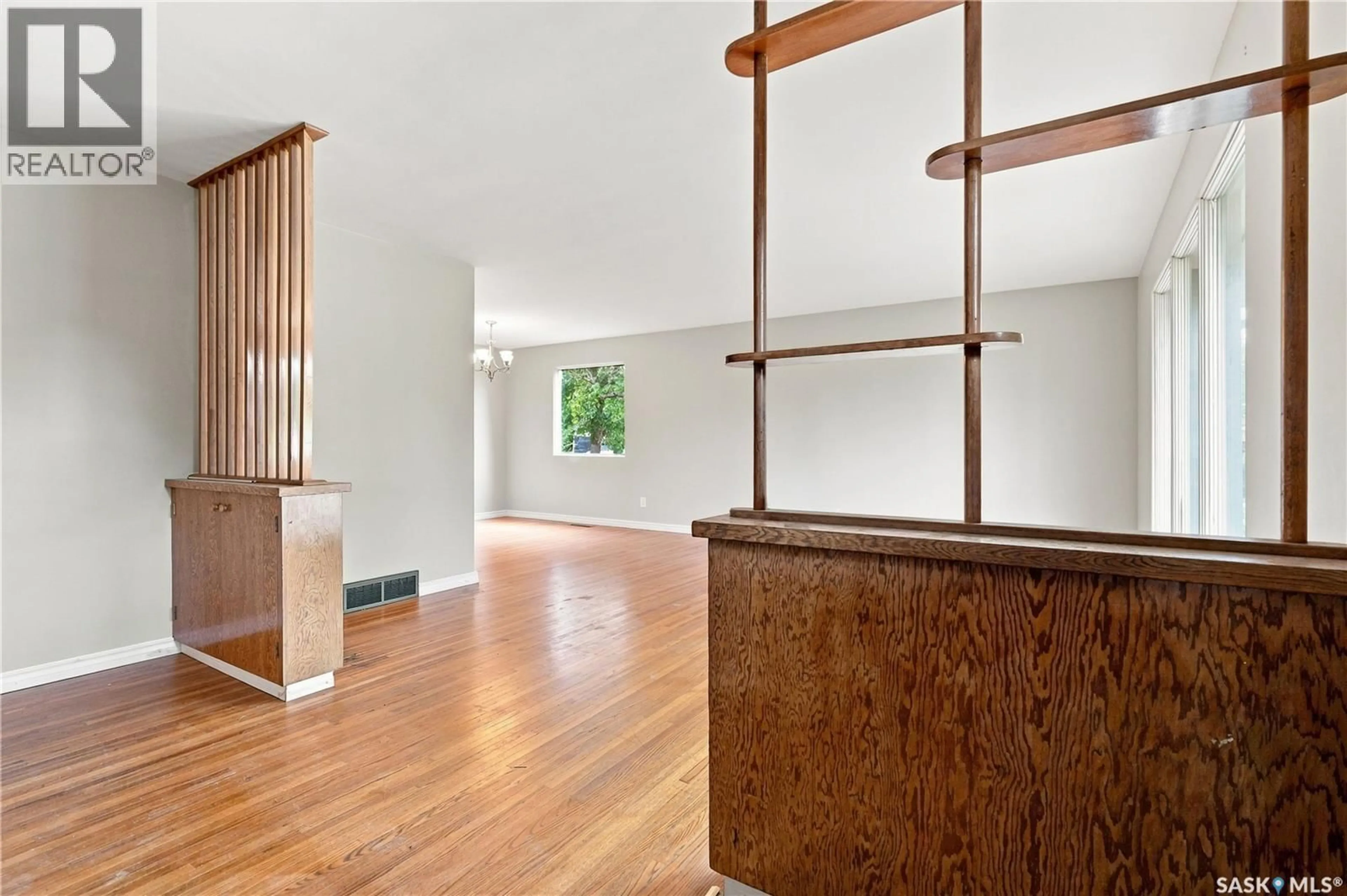 Indoor foyer for 1401 10TH STREET, Saskatoon Saskatchewan S7H0J4