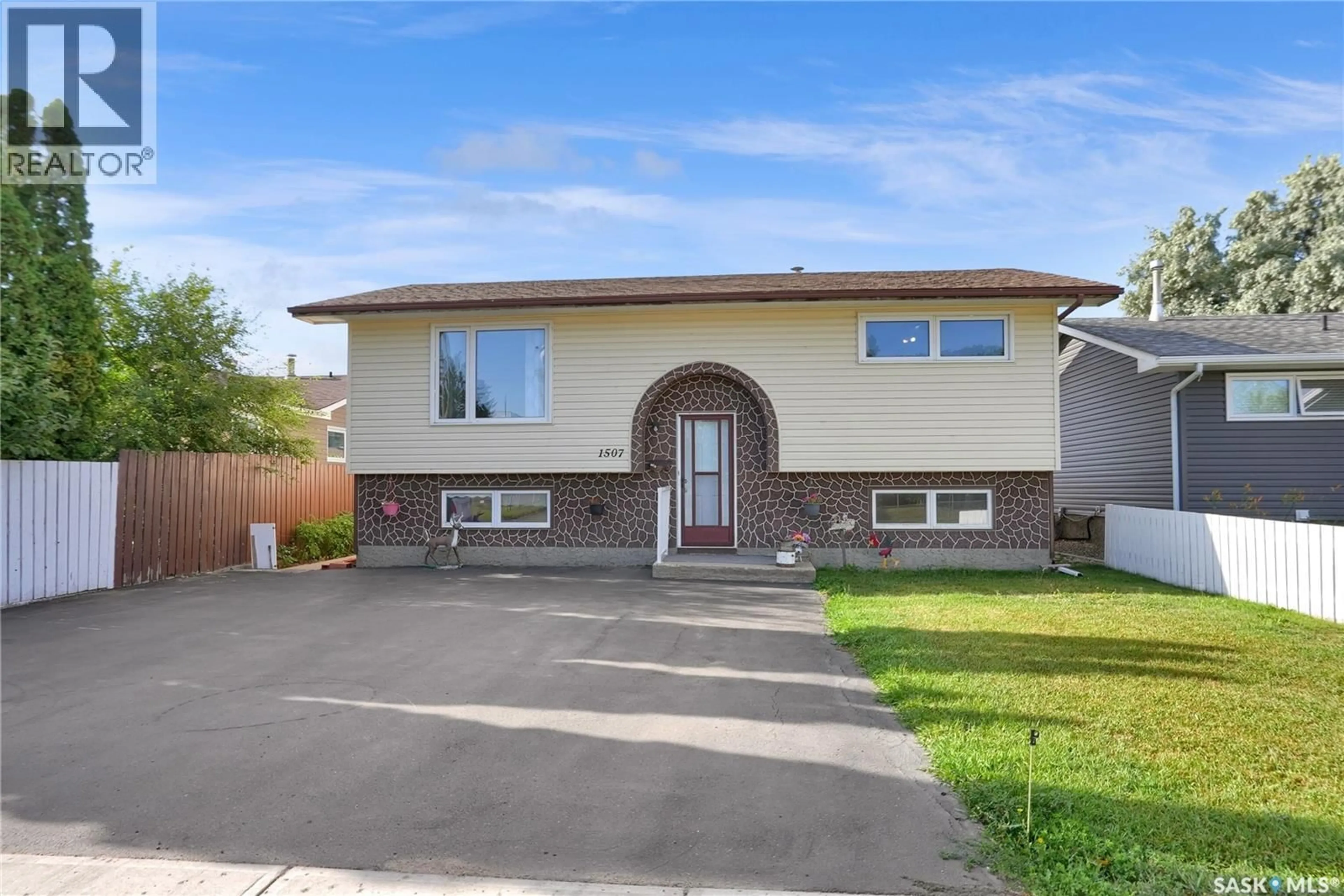 Home with vinyl exterior material, street for 1507 CARIBOU STREET W, Moose Jaw Saskatchewan S6H7N5
