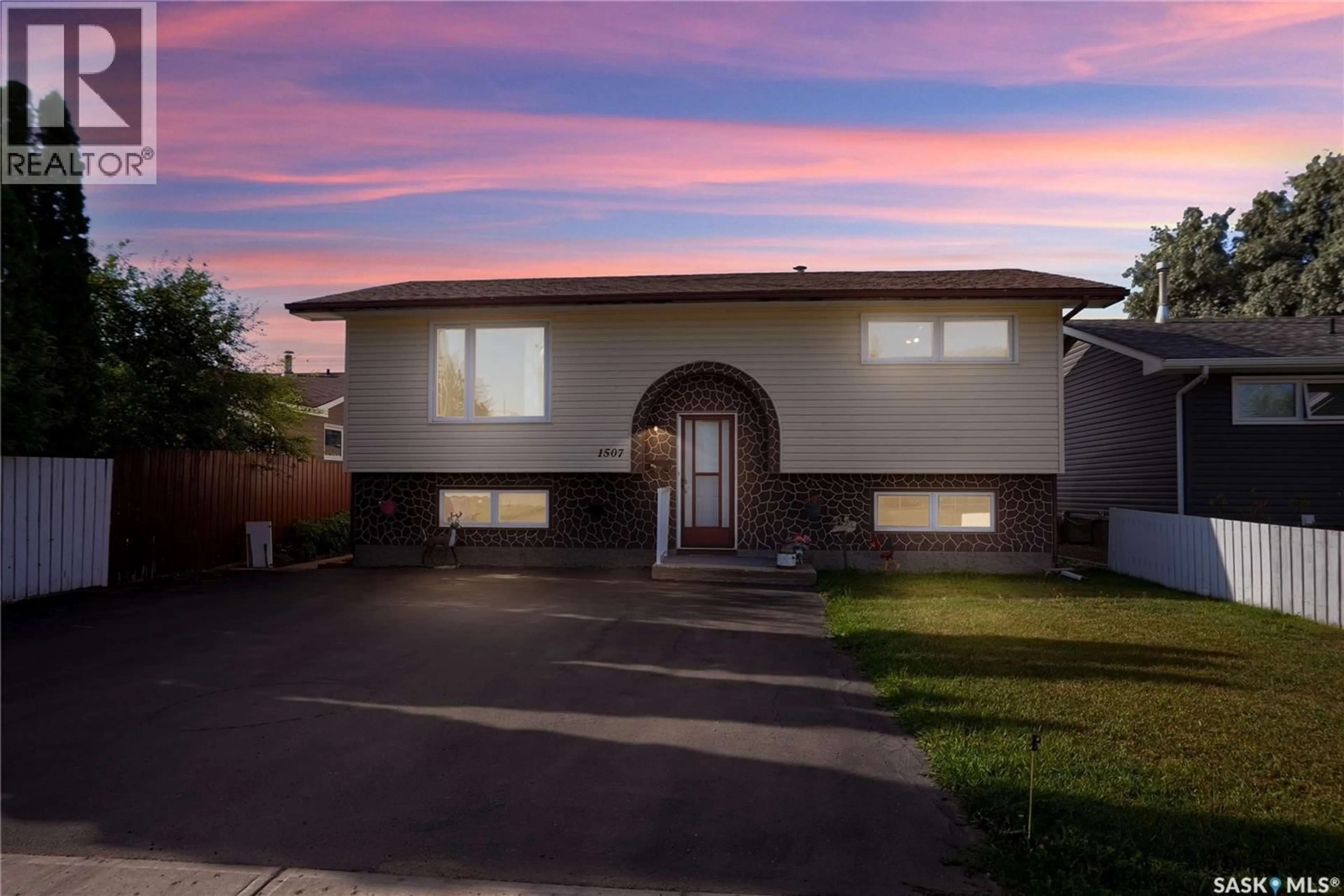 Home with vinyl exterior material, street for 1507 CARIBOU STREET W, Moose Jaw Saskatchewan S6H7N5
