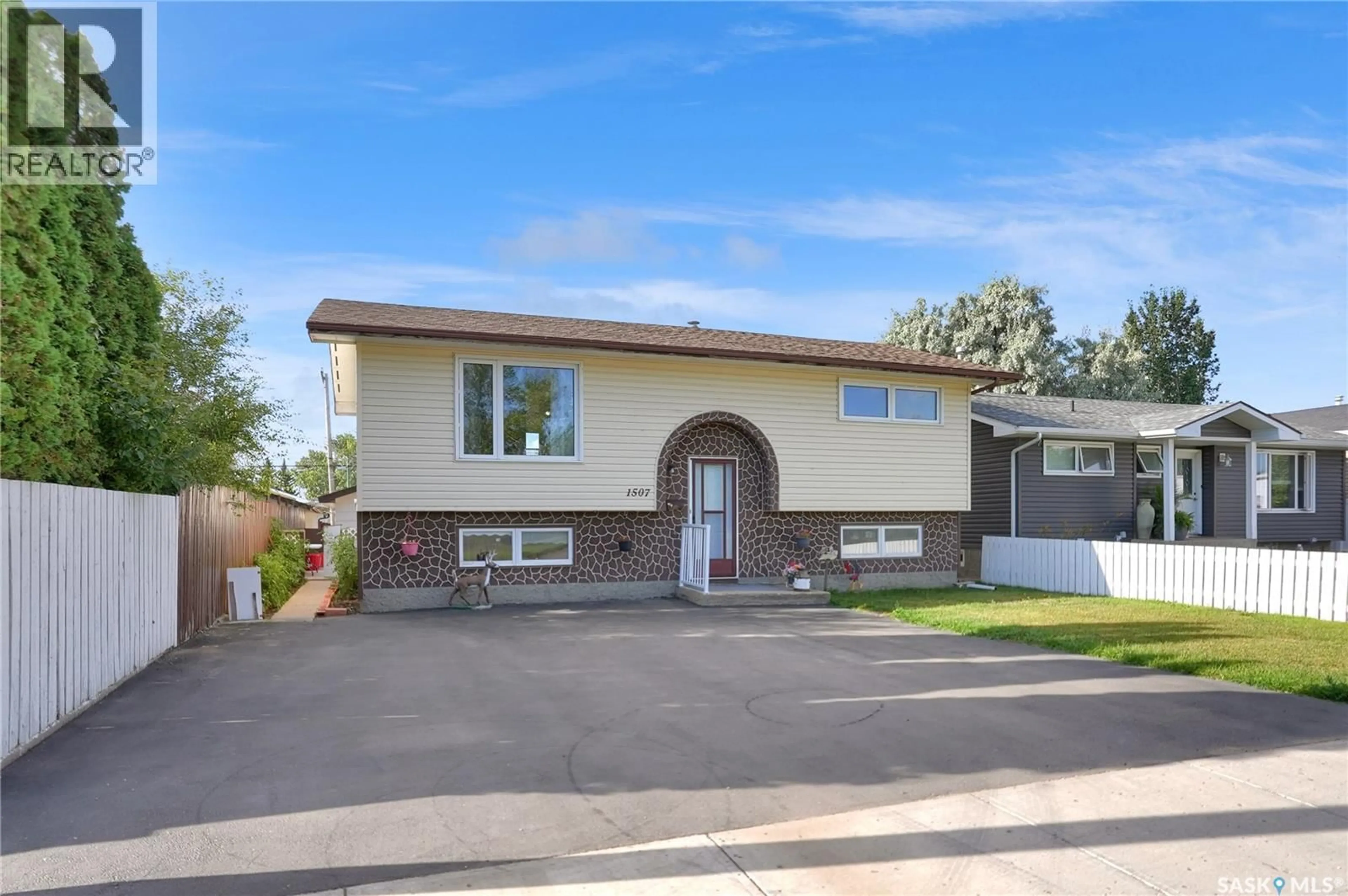 Home with vinyl exterior material, street for 1507 CARIBOU STREET W, Moose Jaw Saskatchewan S6H7N5