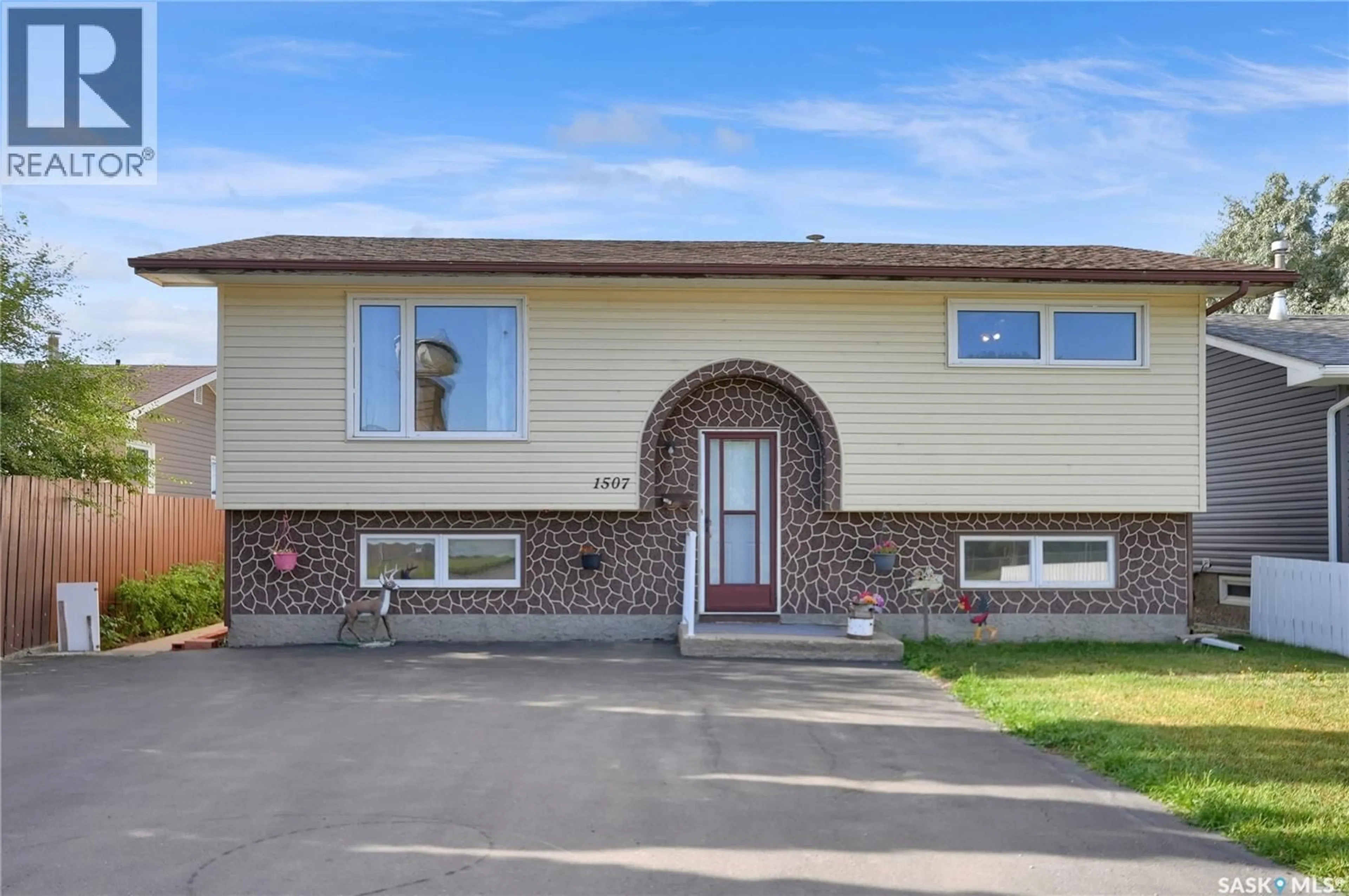 Home with vinyl exterior material, street for 1507 CARIBOU STREET W, Moose Jaw Saskatchewan S6H7N5