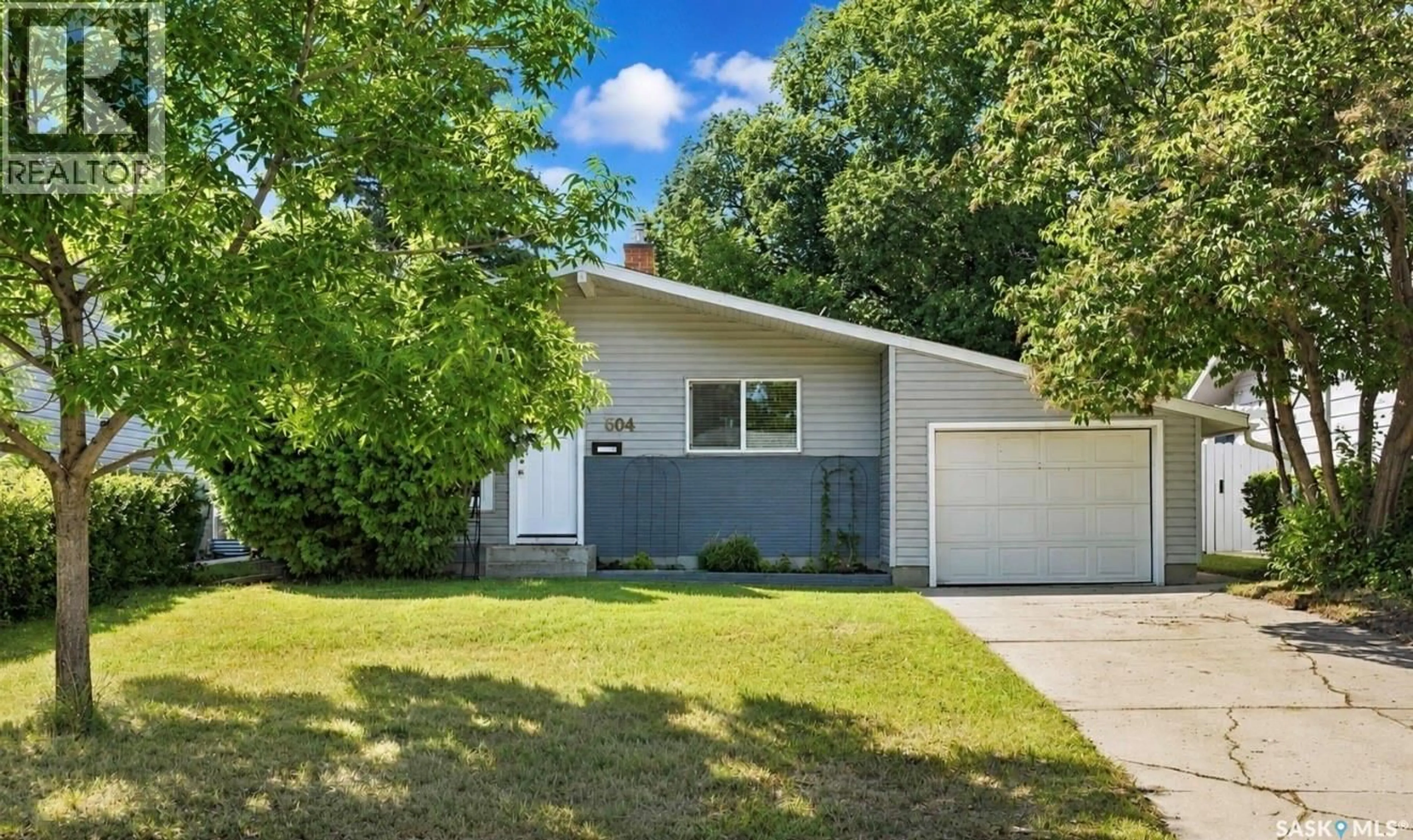 Home with vinyl exterior material, street for 504 LESLIE AVENUE, Saskatoon Saskatchewan S7H2Z1