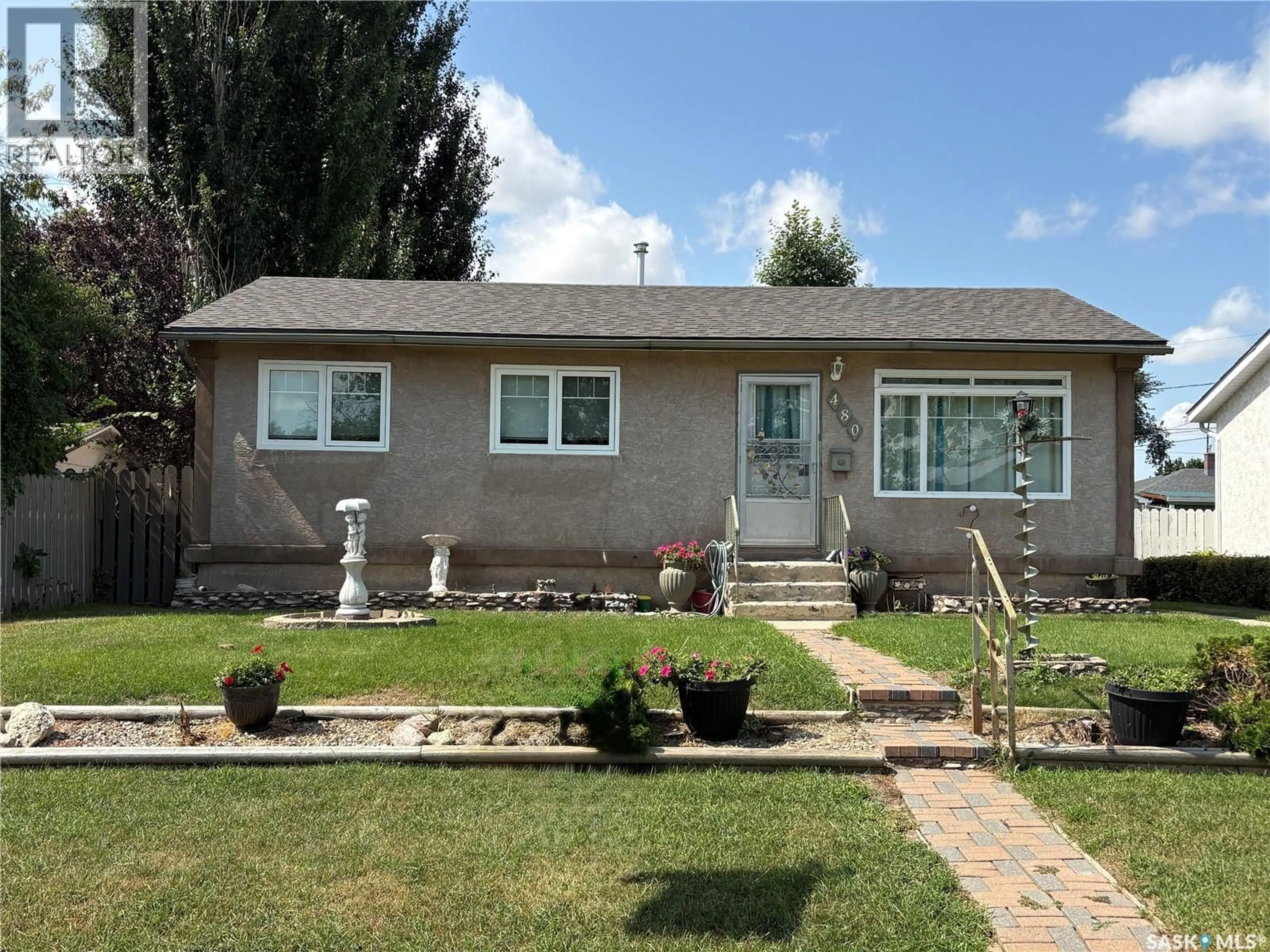 Home with vinyl exterior material, street for 480 8TH AVENUE, Swift Current Saskatchewan S9H3Y7