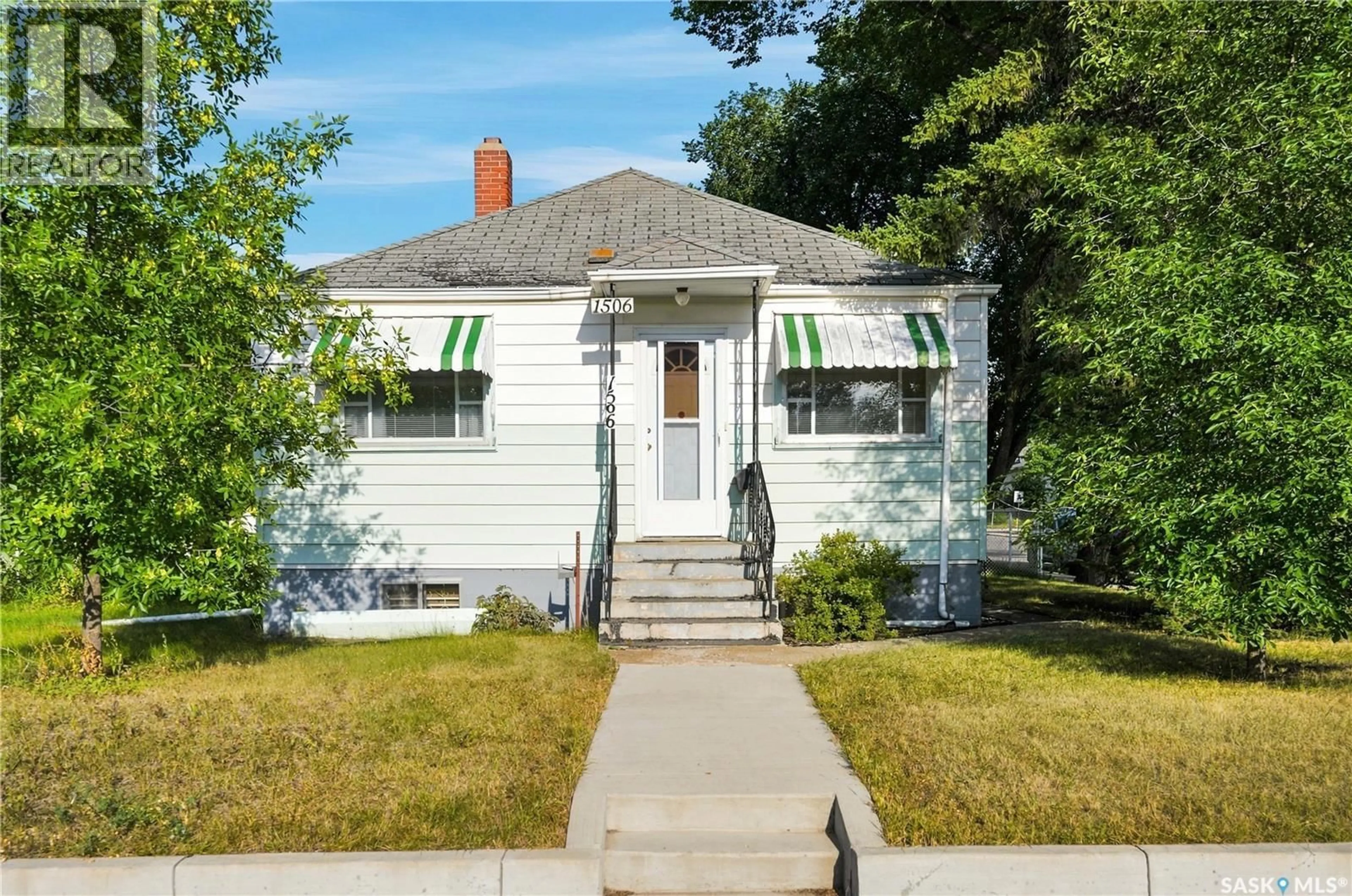 Home with vinyl exterior material, street for 1506 EDWARD AVENUE, Saskatoon Saskatchewan S7K3B1