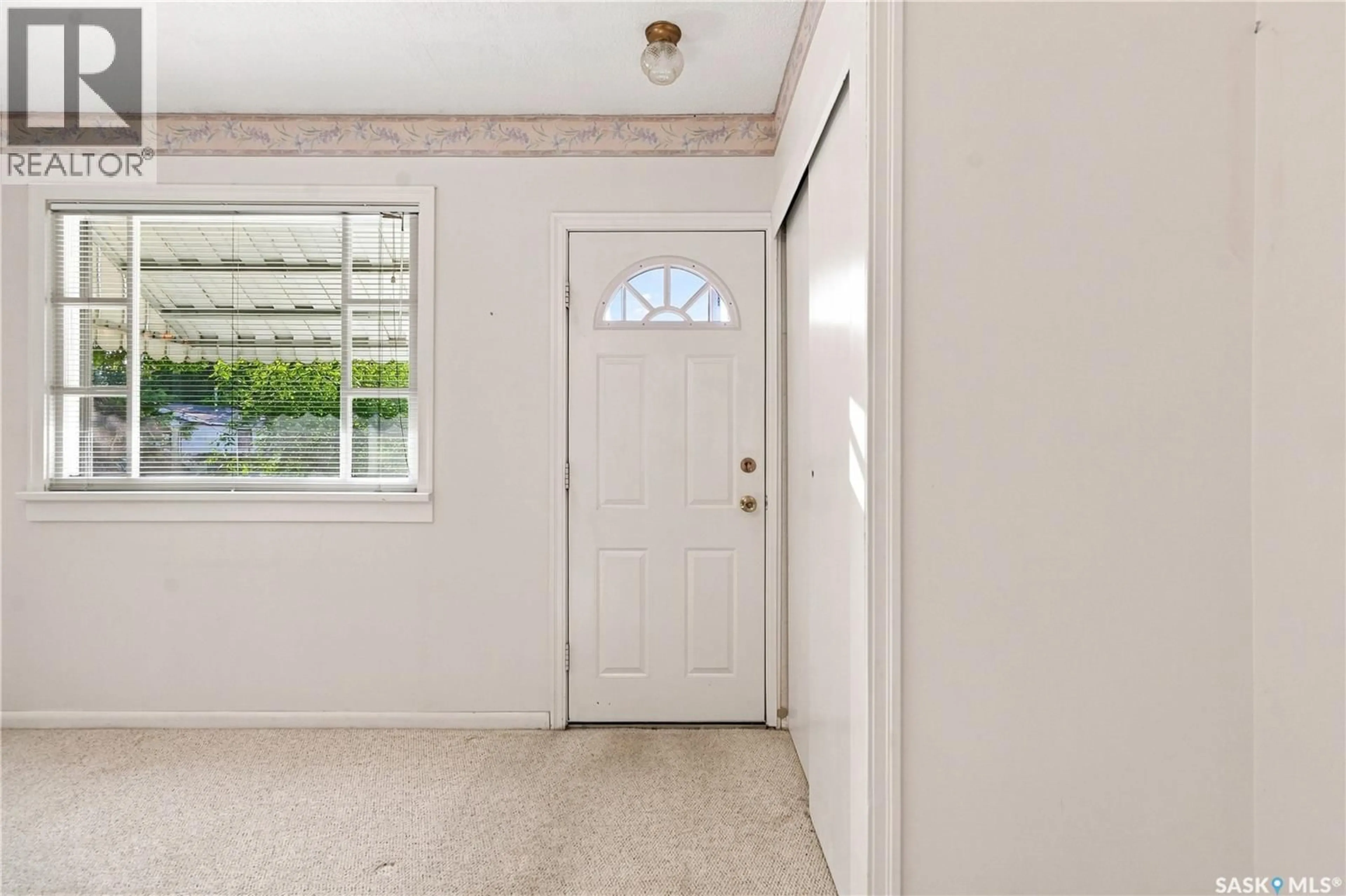 Indoor entryway for 1506 EDWARD AVENUE, Saskatoon Saskatchewan S7K3B1