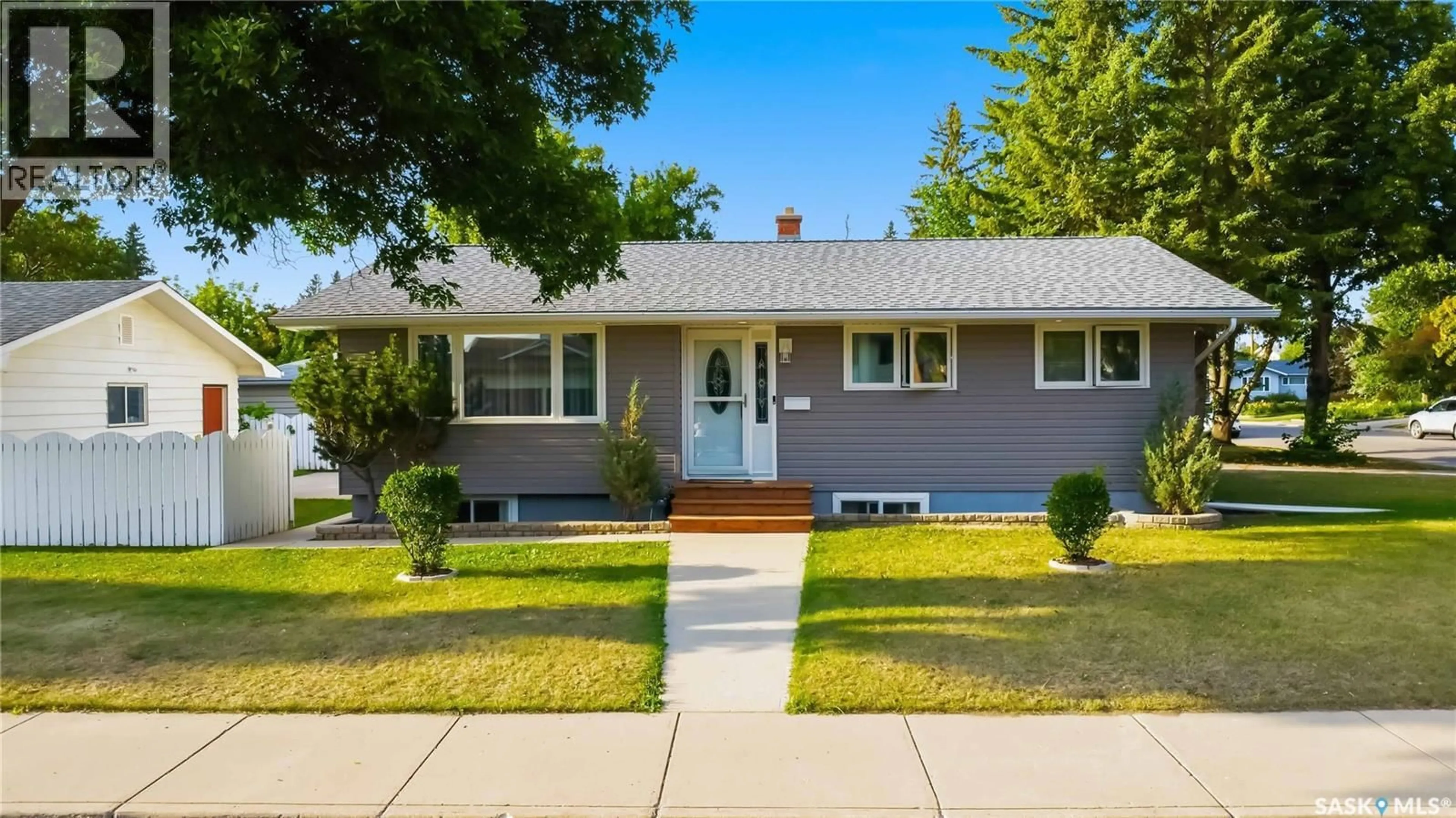 Home with vinyl exterior material, street for 192 SALISBURY DRIVE, Saskatoon Saskatchewan S7H3J8