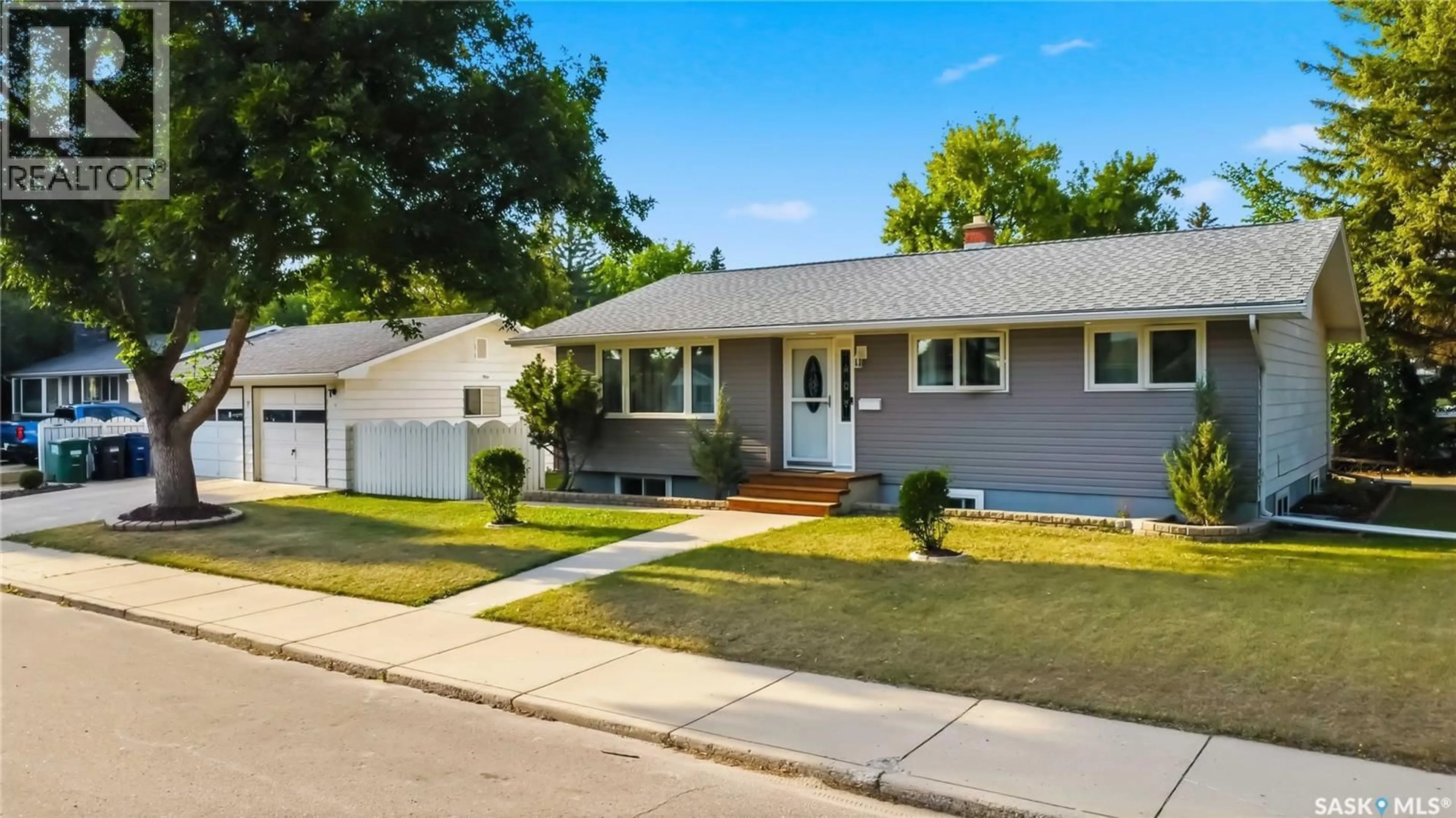 Home with vinyl exterior material, street for 192 SALISBURY DRIVE, Saskatoon Saskatchewan S7H3J8