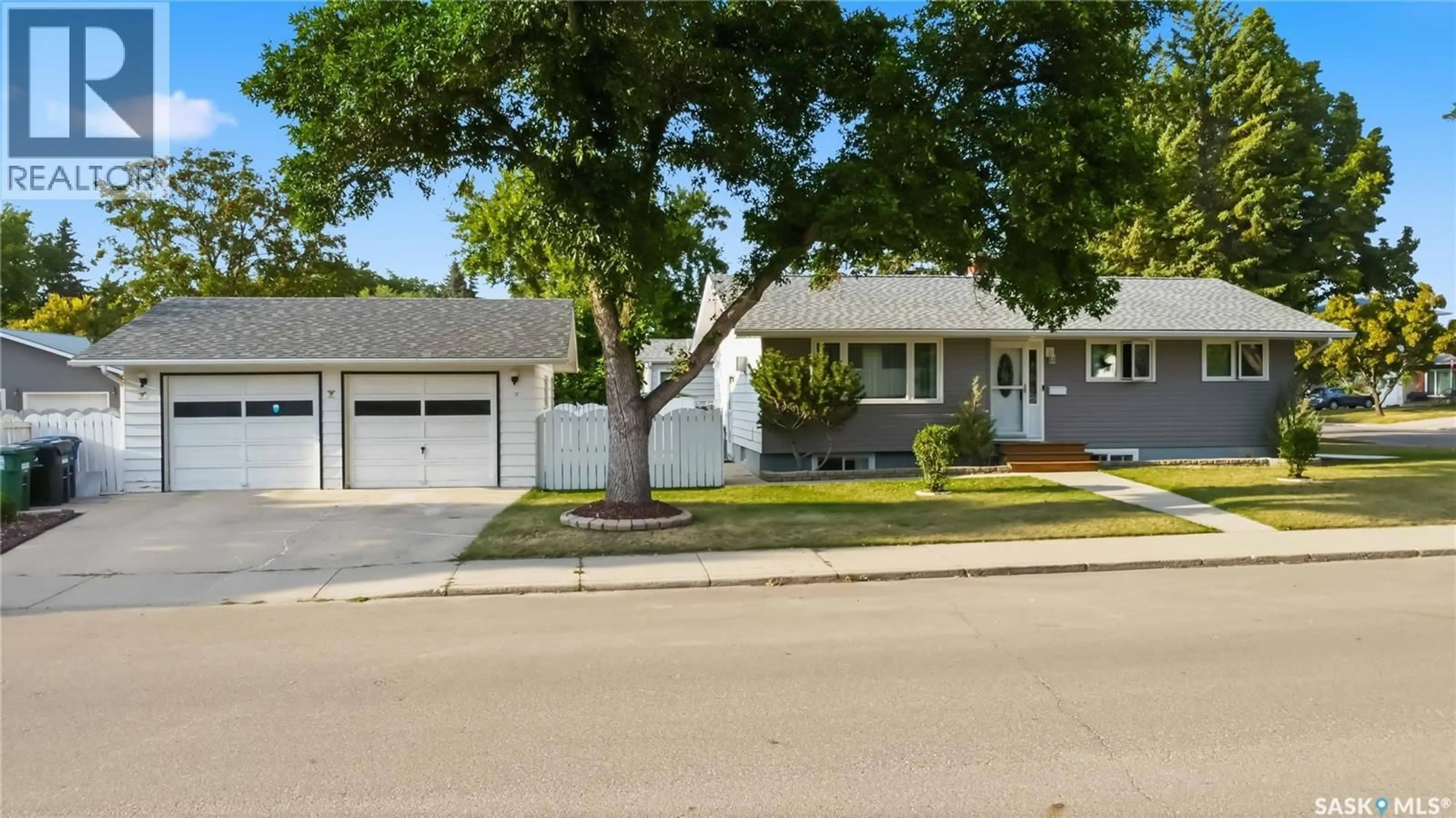 Home with vinyl exterior material, street for 192 SALISBURY DRIVE, Saskatoon Saskatchewan S7H3J8