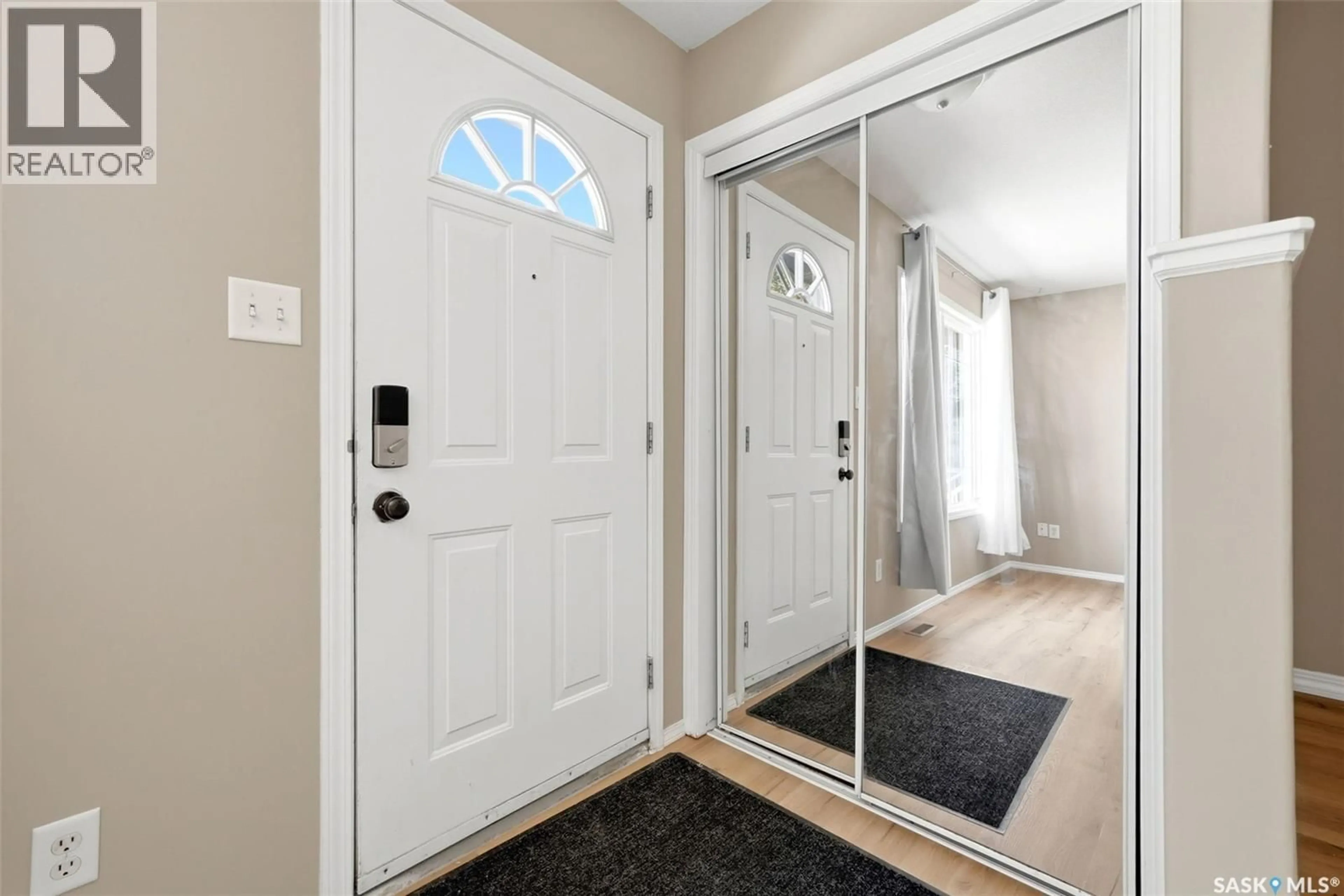 Indoor entryway for 1242 WESSEX PLACE, Regina Saskatchewan S4N7S2