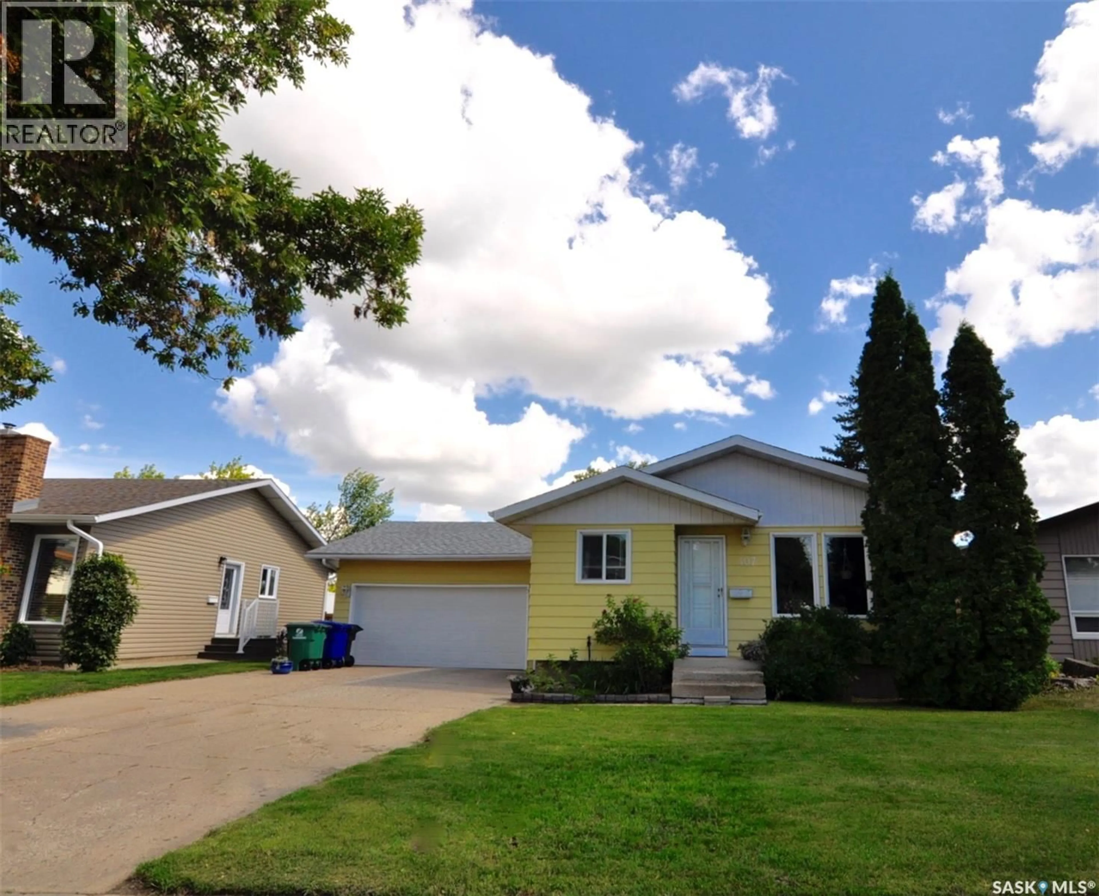 Home with vinyl exterior material, street for 407 WATHAMAN CRESCENT, Saskatoon Saskatchewan S7K4P8