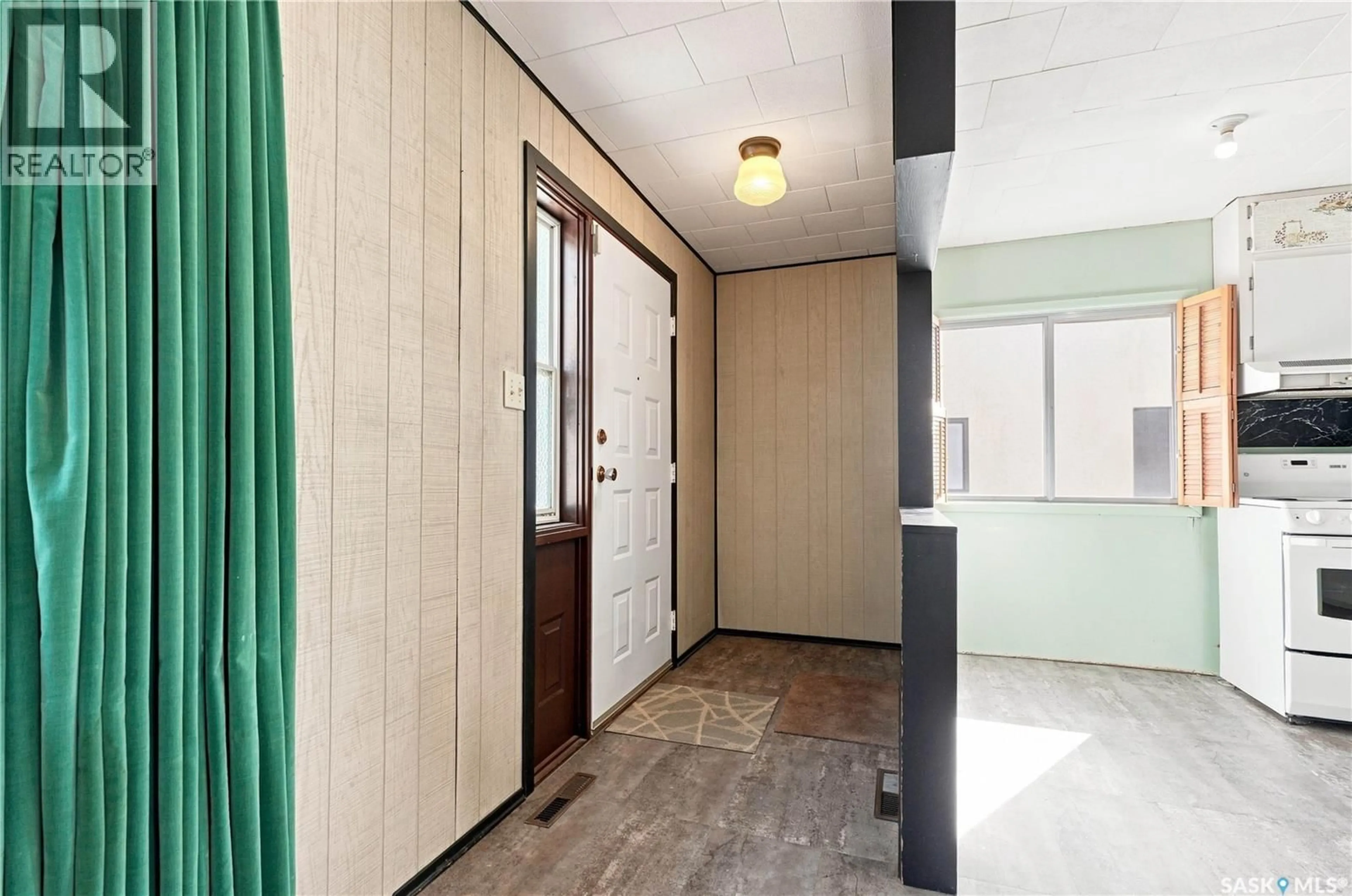 Indoor entryway for 125 111TH STREET, Saskatoon Saskatchewan S7N1T1