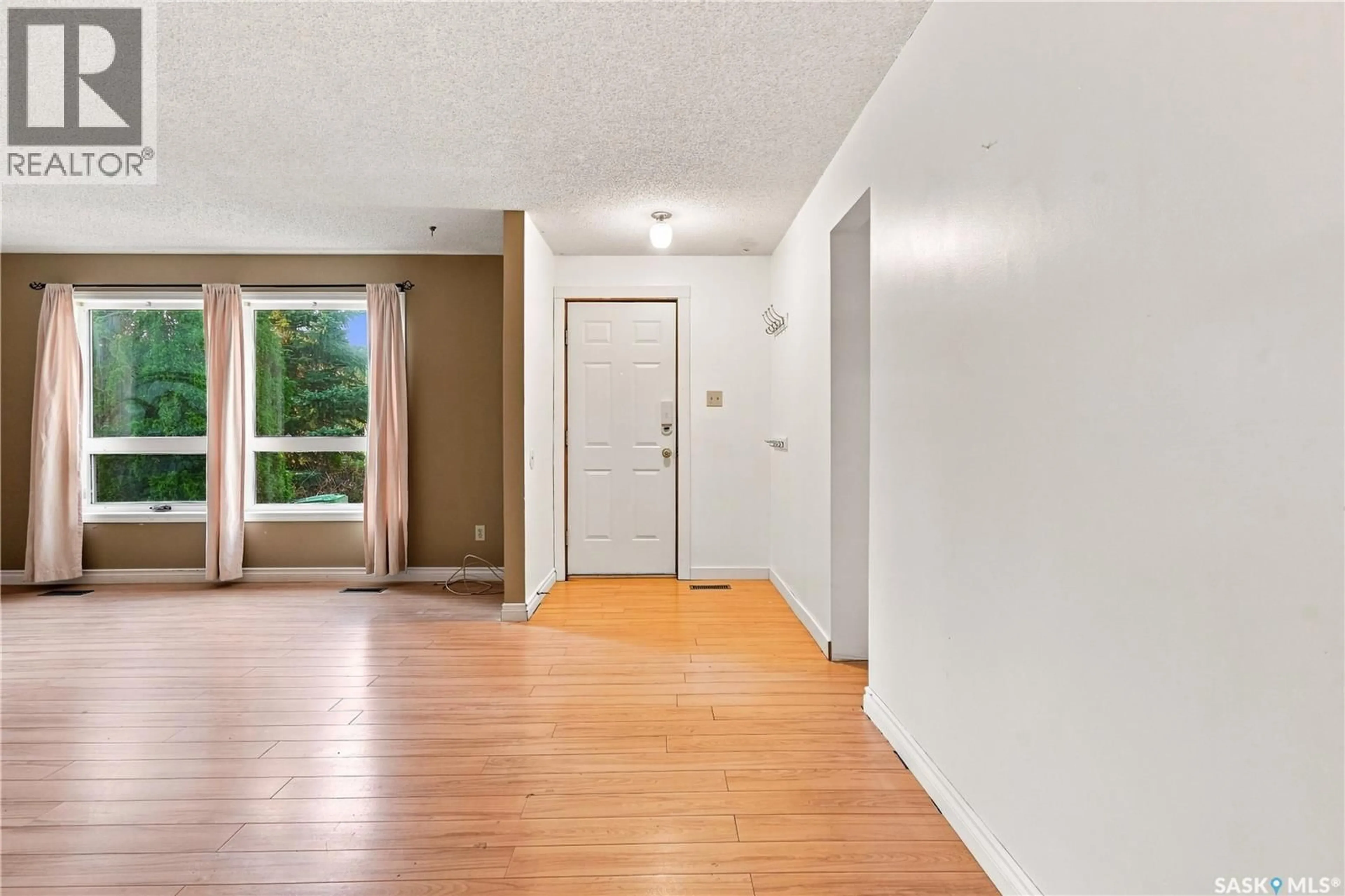 Indoor foyer for 5907 HAGUE CRESCENT, Regina Saskatchewan S4X3K6
