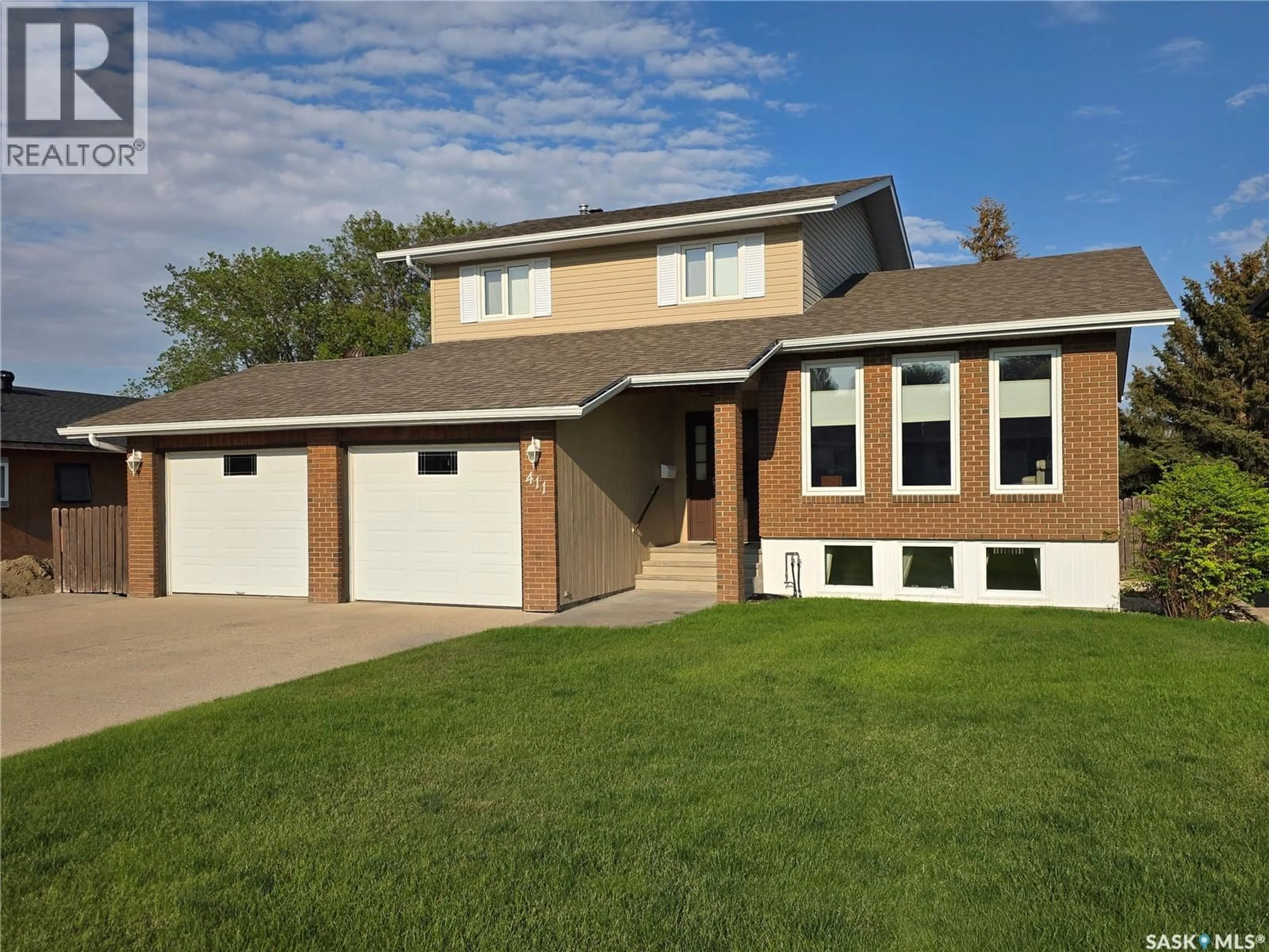 Home with vinyl exterior material, street for 411 MILBURN CRESCENT, Swift Current Saskatchewan S9H4X8