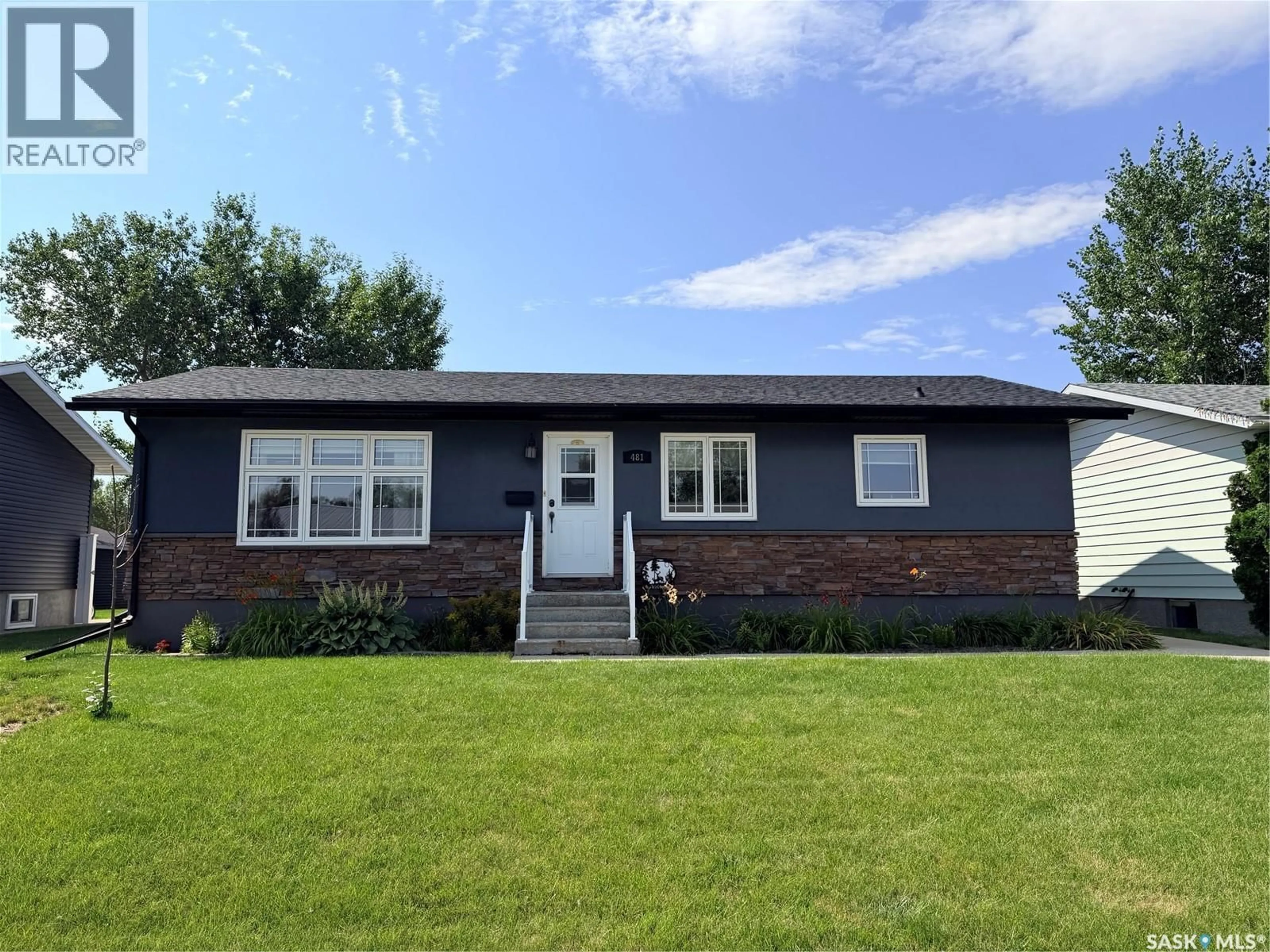 Home with vinyl exterior material, street for 481 WILLOW BAY, Estevan Saskatchewan S4A2G3