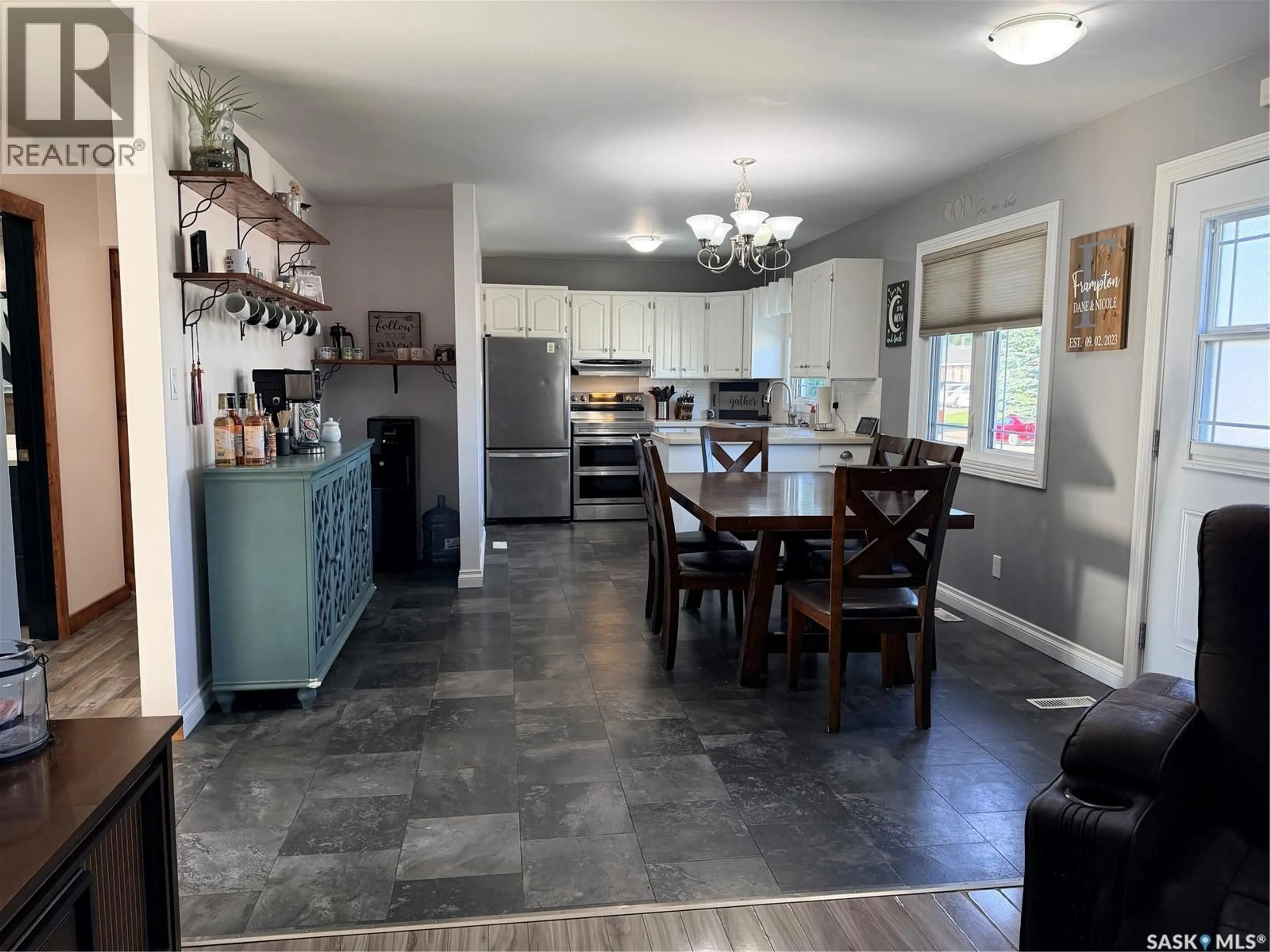 Open concept kitchen, ceramic/tile floor for 481 WILLOW BAY, Estevan Saskatchewan S4A2G3