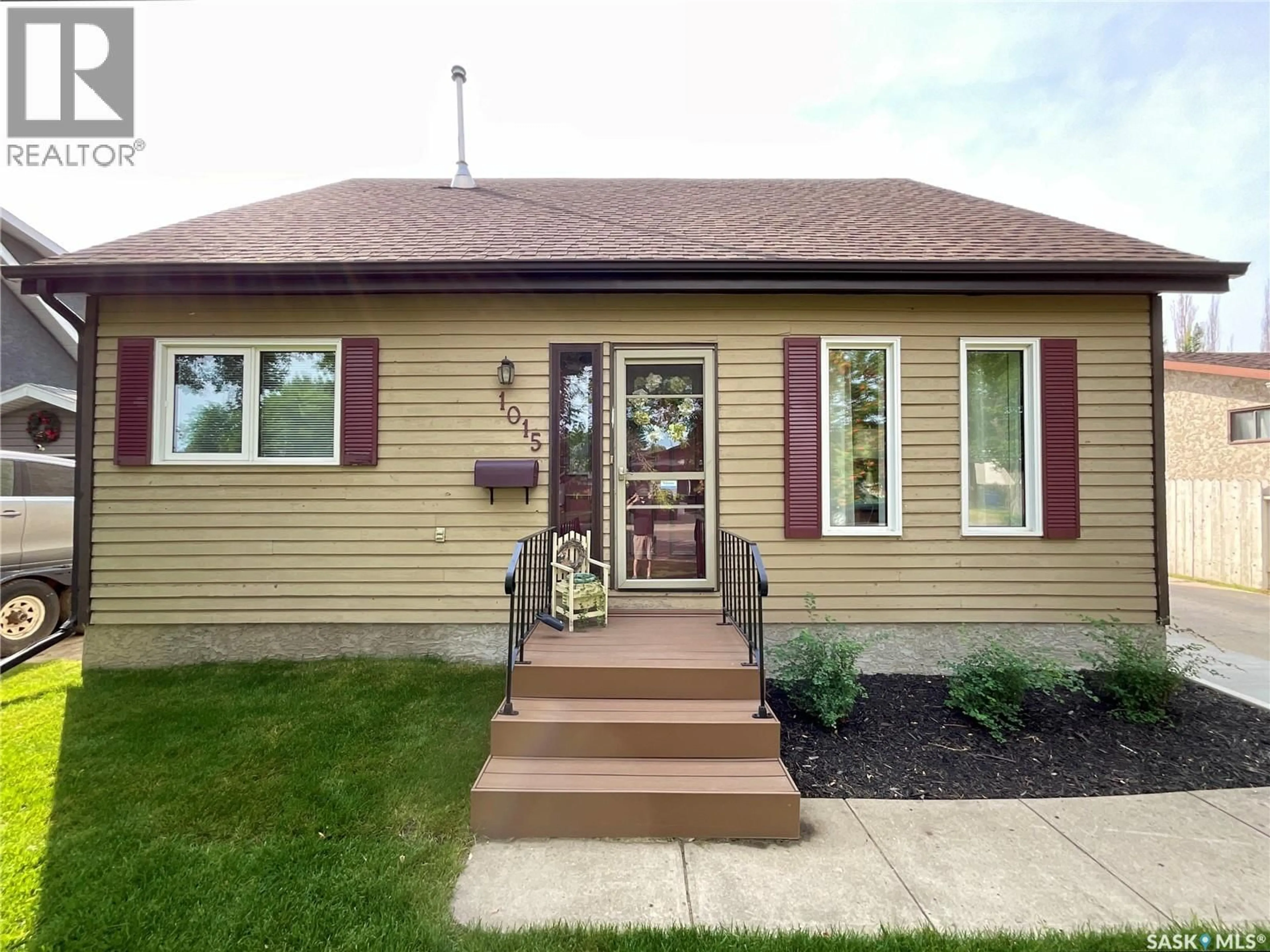 Home with vinyl exterior material, street for 1015 GRAHAM ROAD, Regina Saskatchewan S4N5Z5