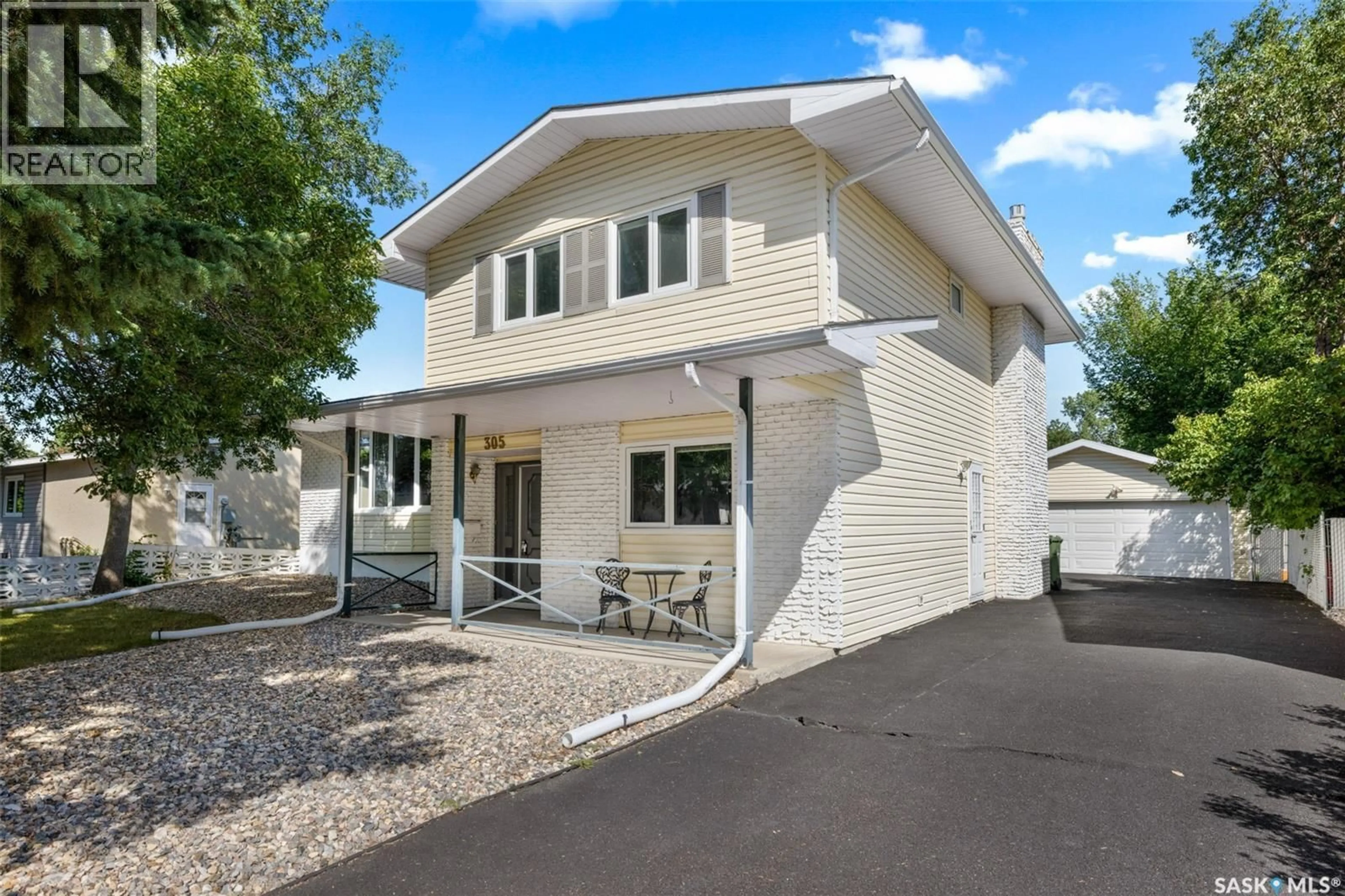 Home with vinyl exterior material, street for 305 HANLEY CRESCENT, Regina Saskatchewan S4R5A9