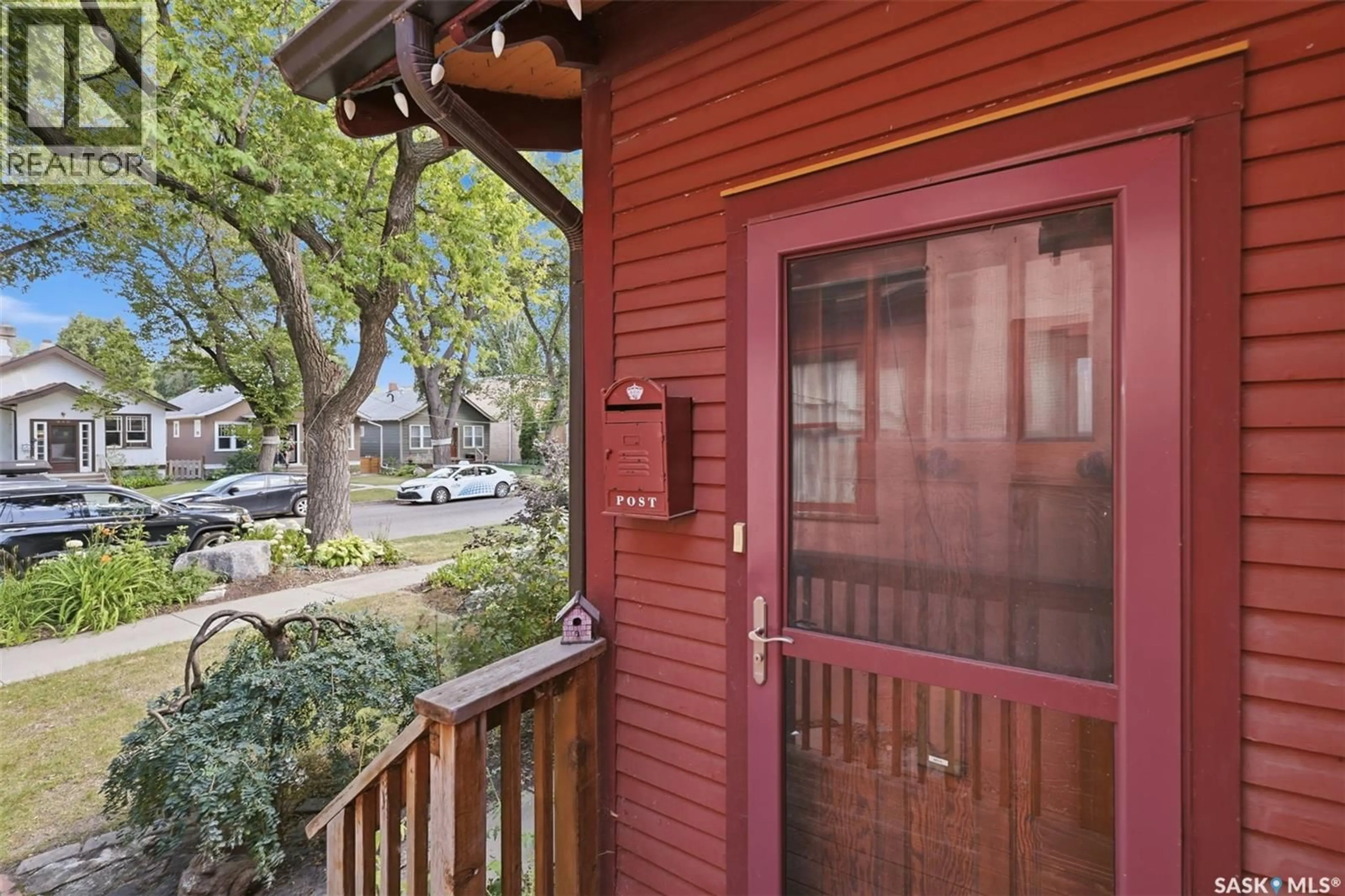 Patio, street for 919 6TH AVENUE, Saskatoon Saskatchewan S7K2T3