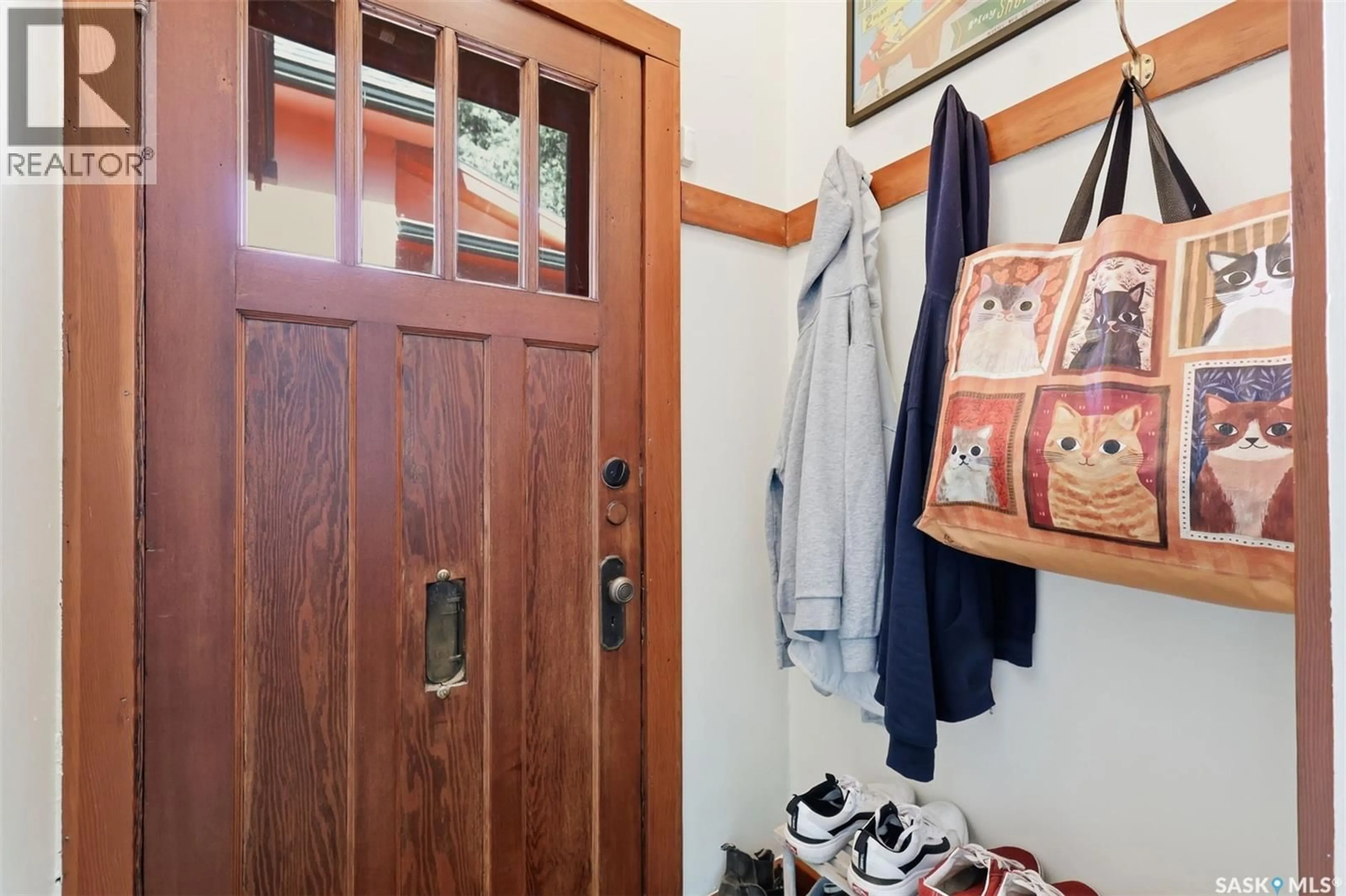 Indoor entryway for 919 6TH AVENUE, Saskatoon Saskatchewan S7K2T3