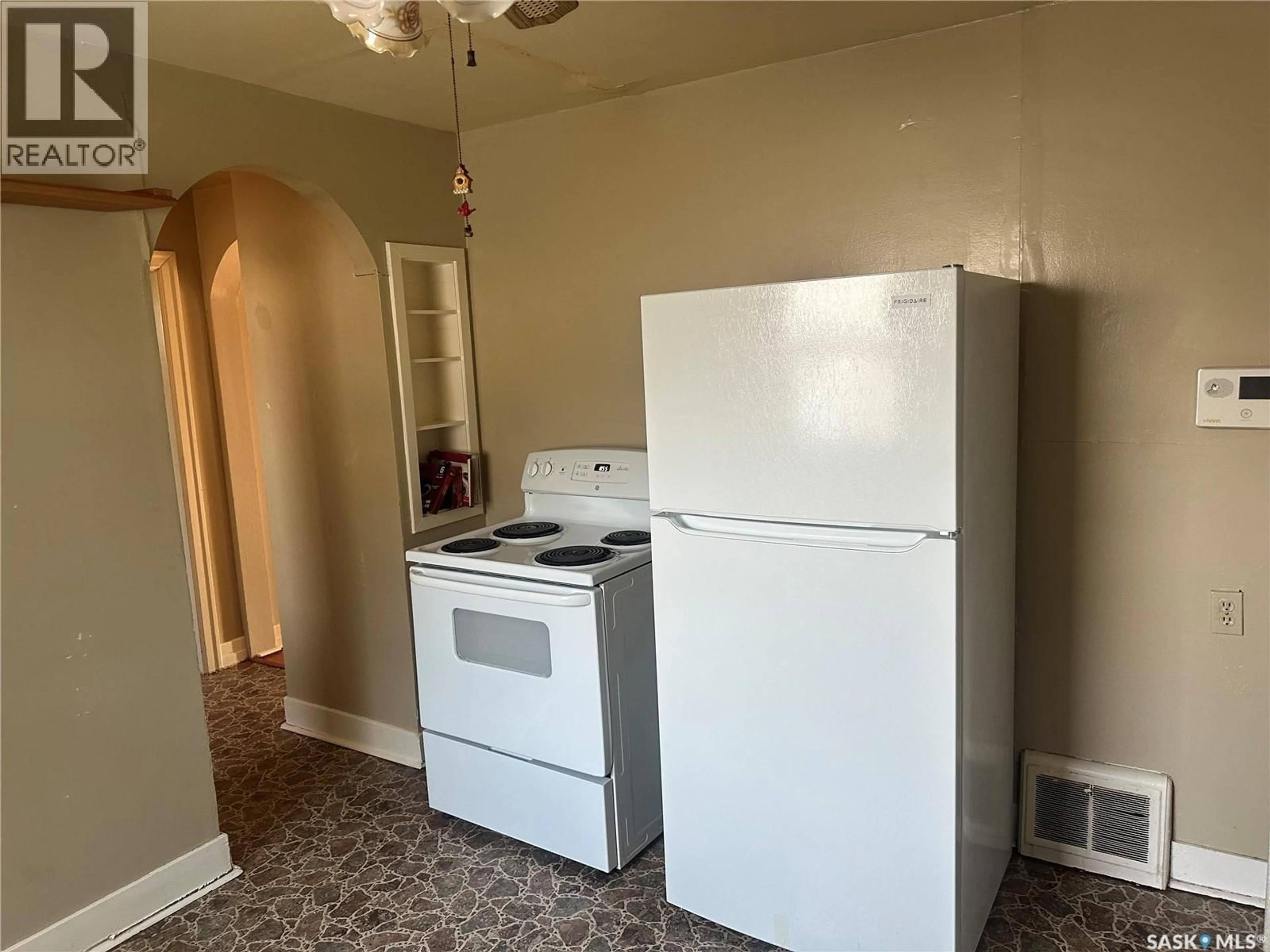 Standard kitchen, unknown for 2508 EDGAR STREET, Regina Saskatchewan S4N3L5