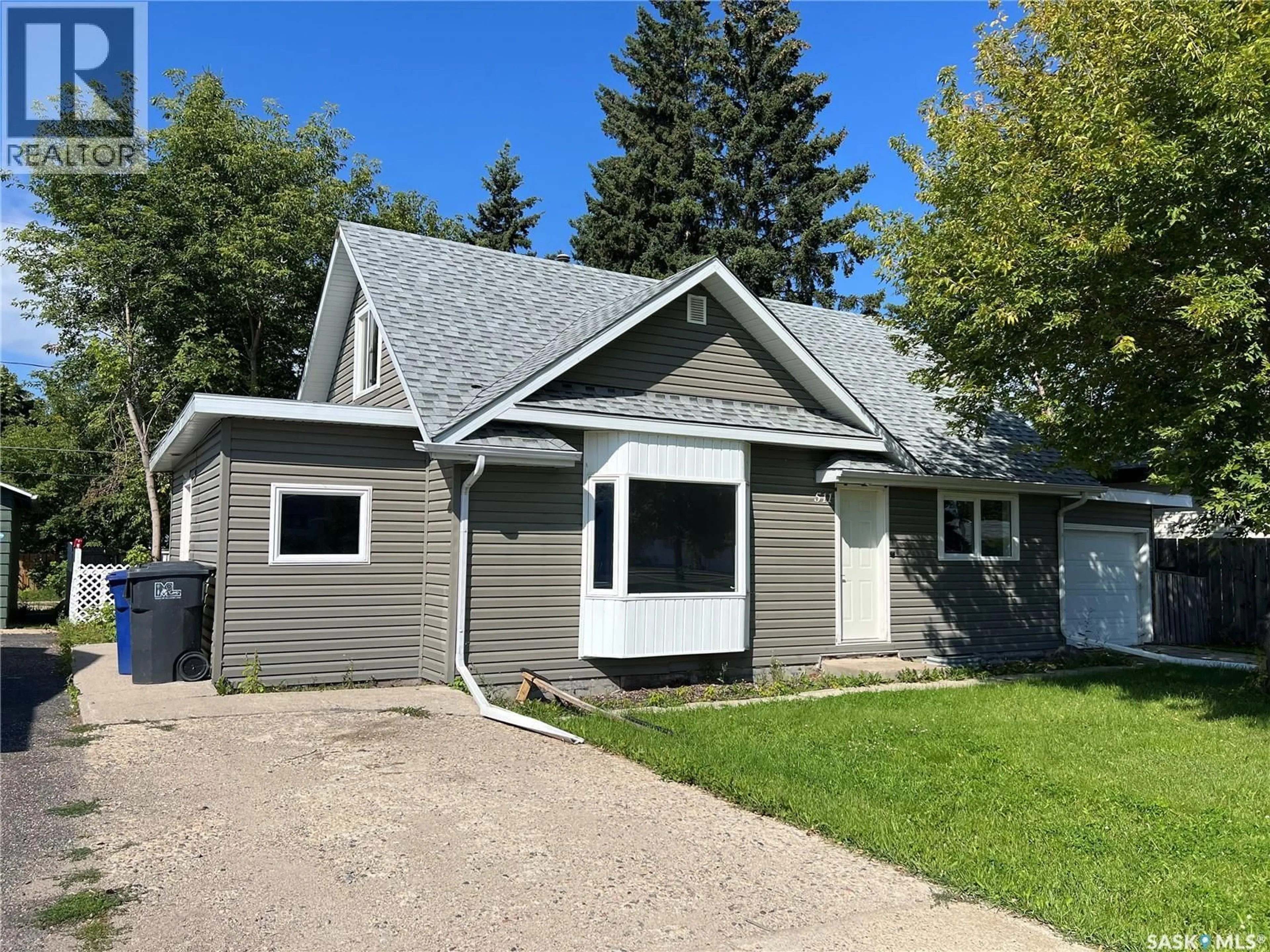 Home with vinyl exterior material, street for 511 CENTRE STREET, Meadow Lake Saskatchewan S9X1E5