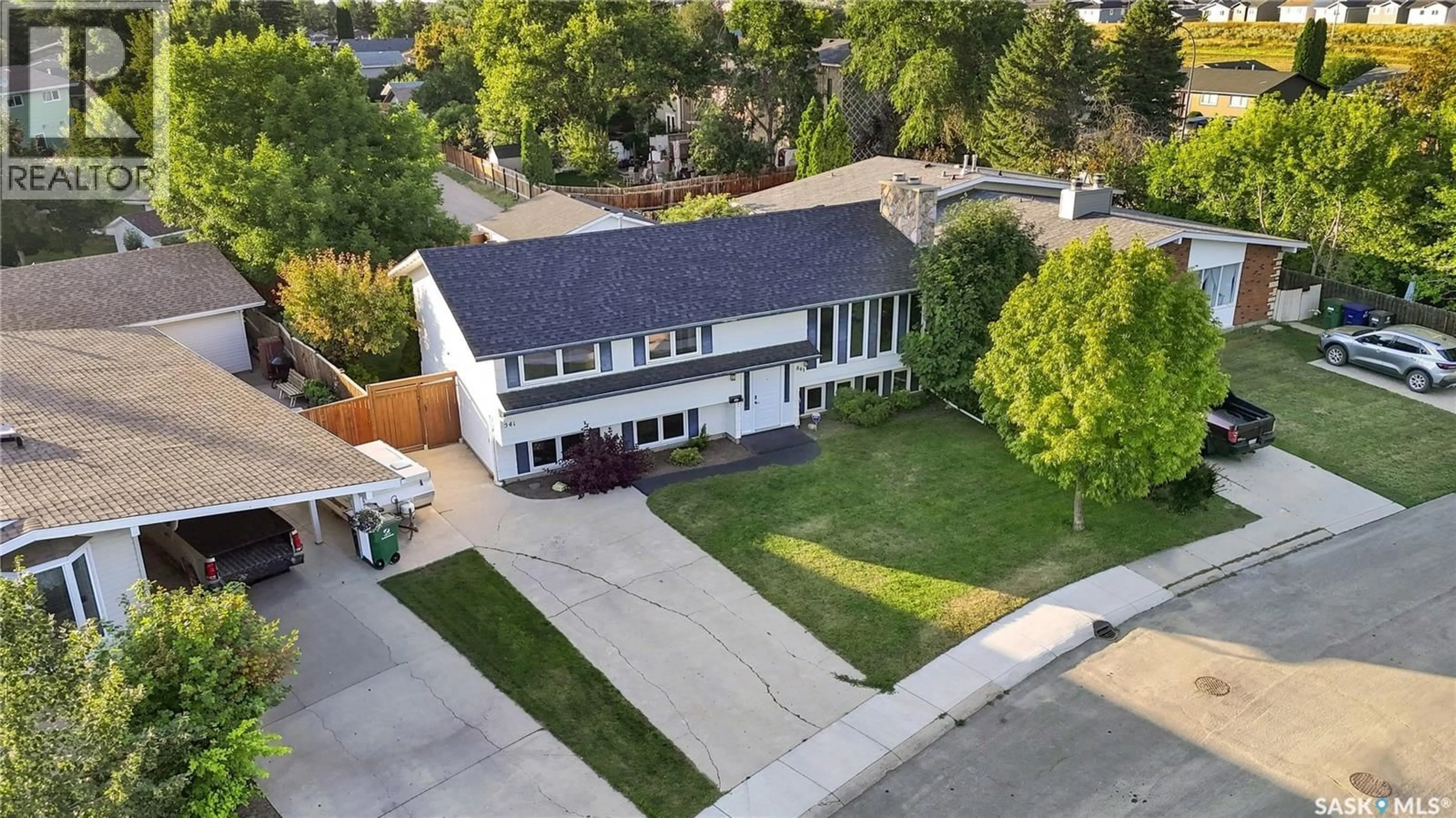 A pic from outside/outdoor area/front of a property/back of a property/a pic from drone, street for 541 GUELPH CRESCENT, Saskatoon Saskatchewan S7H4R3